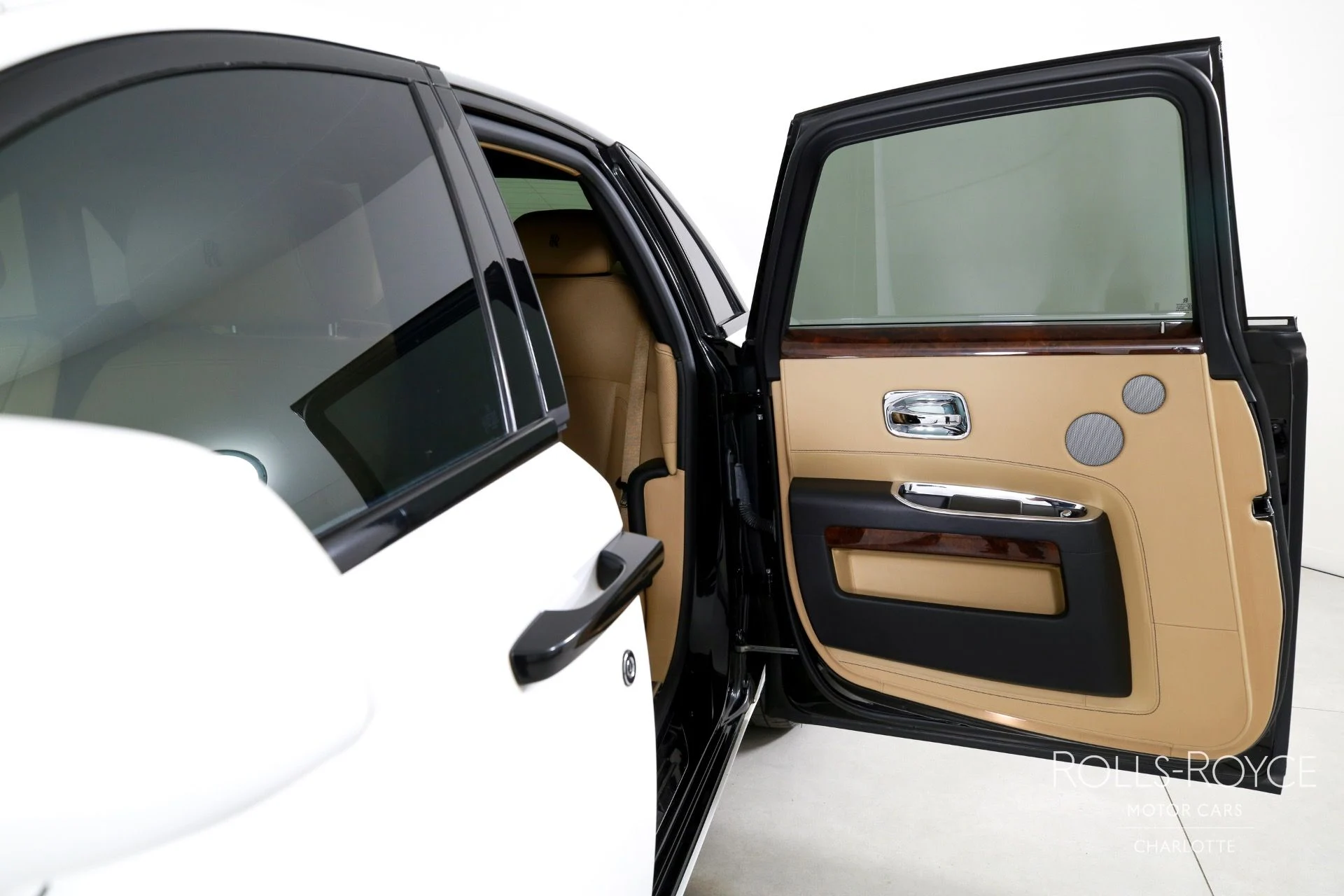 mph016_1618985177_Used_2014_Rolls_Royce_Ghost_1757714696_104e0d3e63