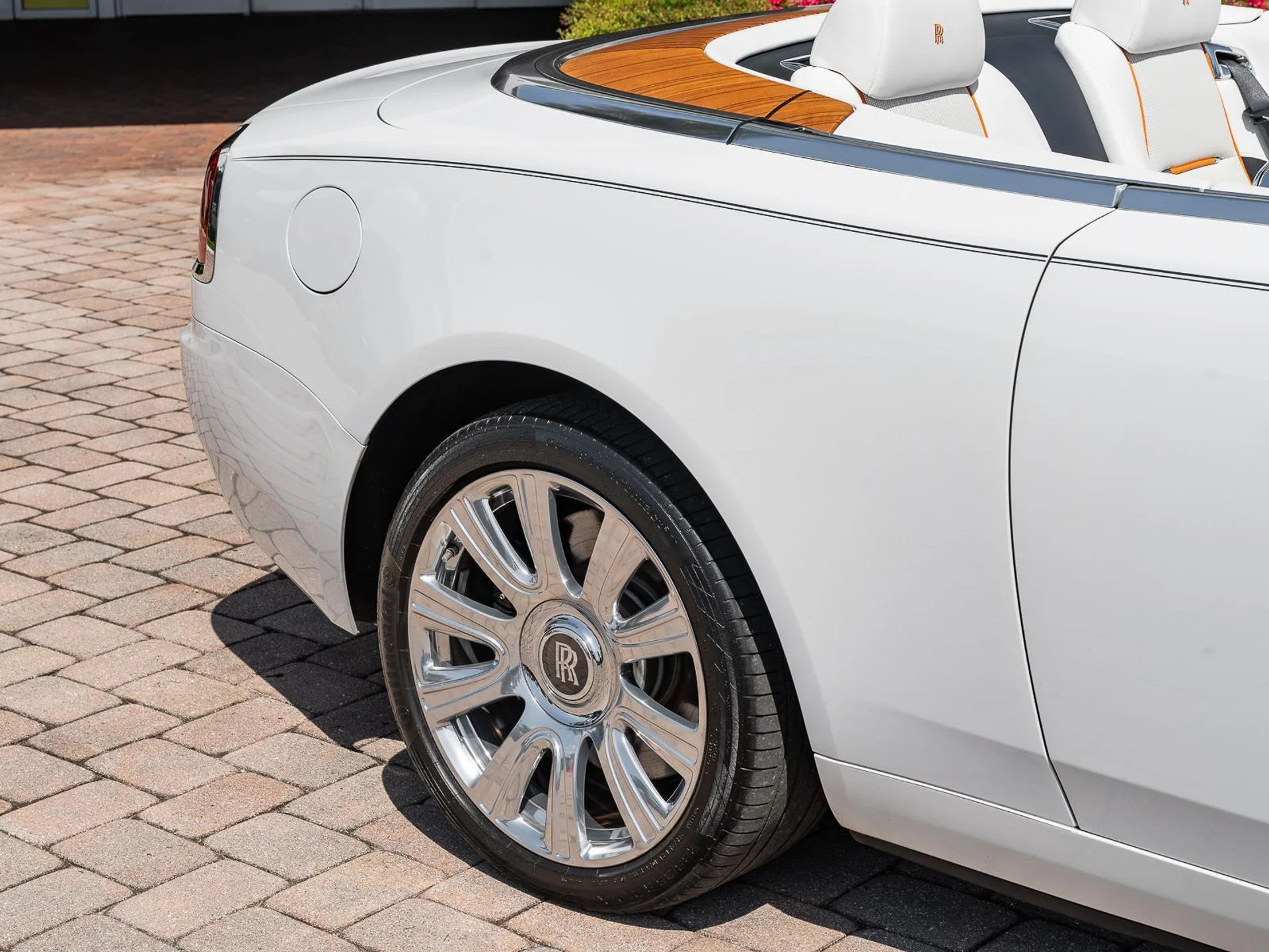 mph016_1619348257_Used_2016_Rolls_Royce_Dawn_2dr_Convertible_1782414104_2438734f5f