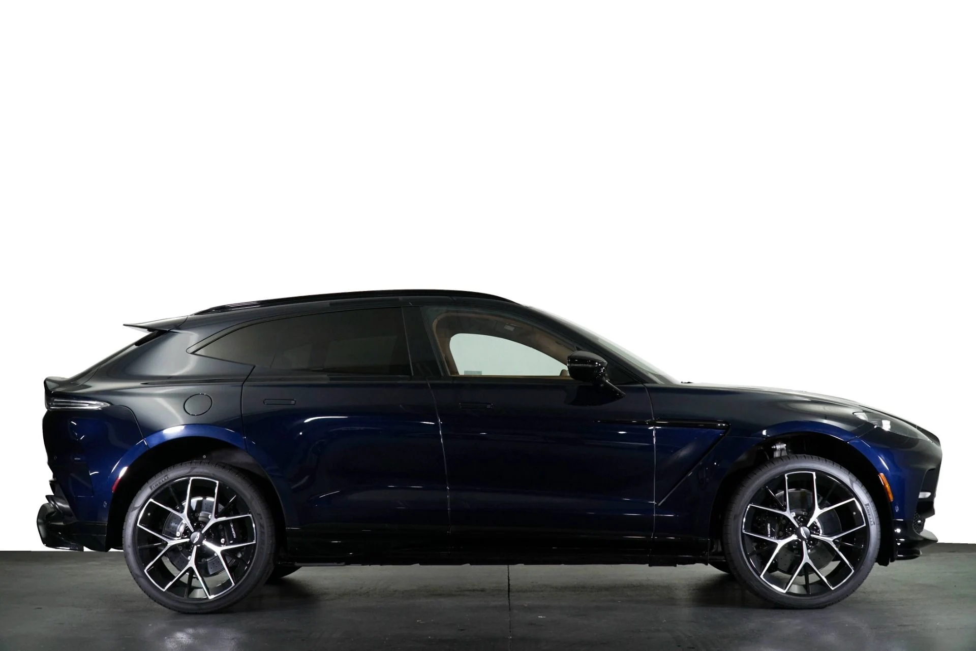 mph016_1659737468_New_2026_Aston_Martin_DBX_707_1769300415_aeb621bef2