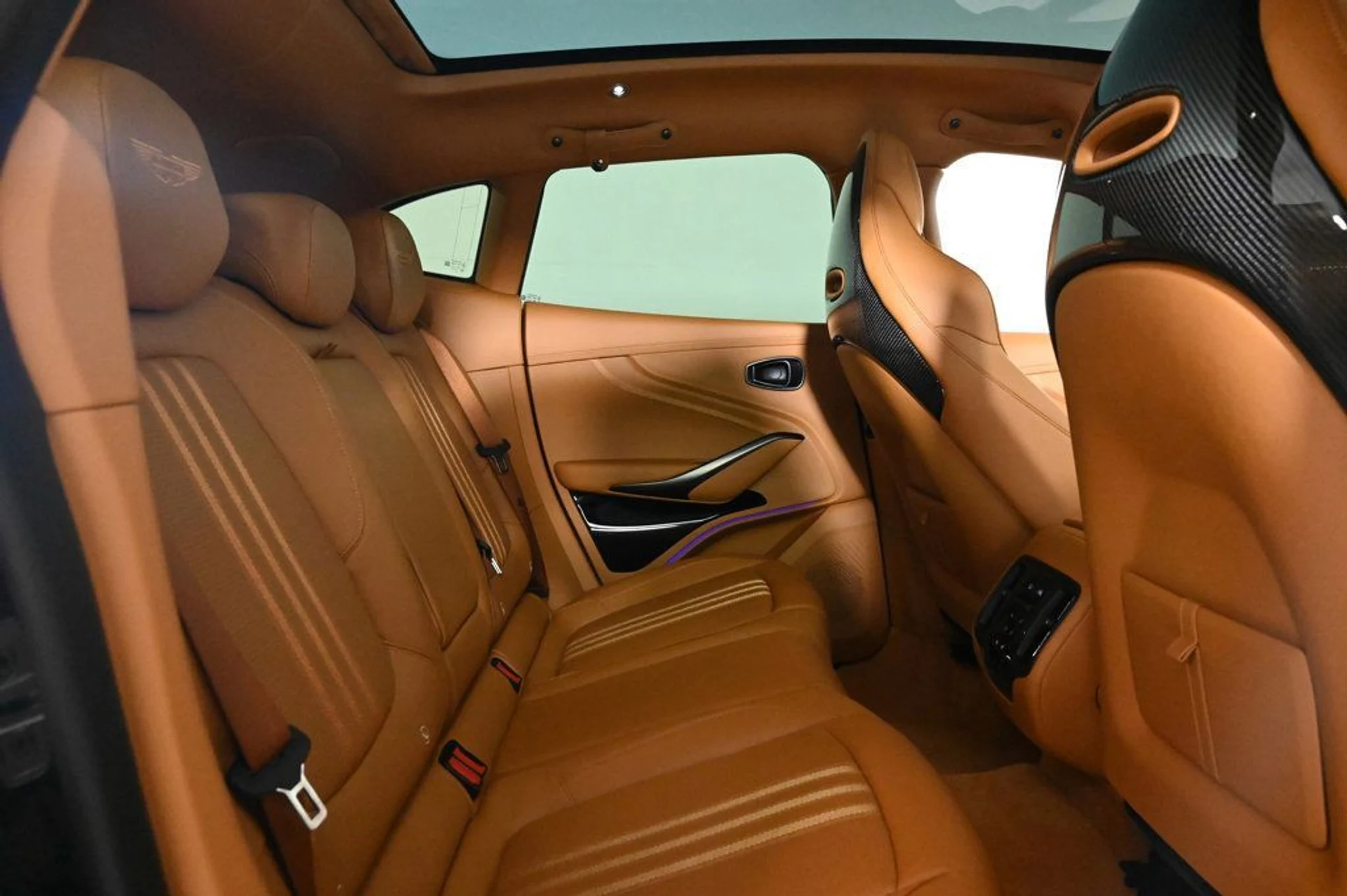 mph016_1666636723_new_2026_aston_martin_dbx_707awd_11350_22969412_16_1024_727b11109d