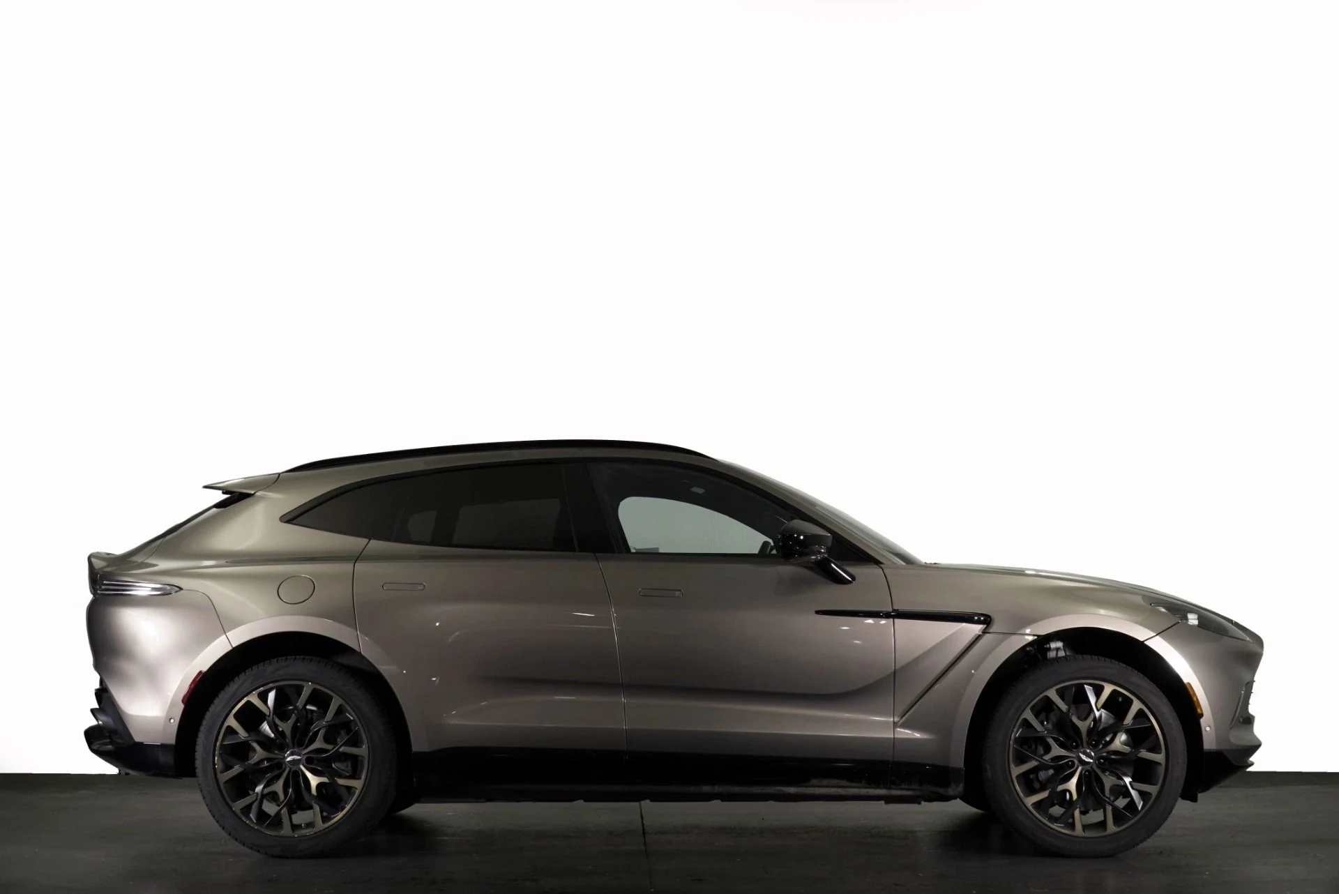 mph016_1674445516_Used_2021_Aston_Martin_DBX_Timeless_CPO_1767120477_a1ff411397