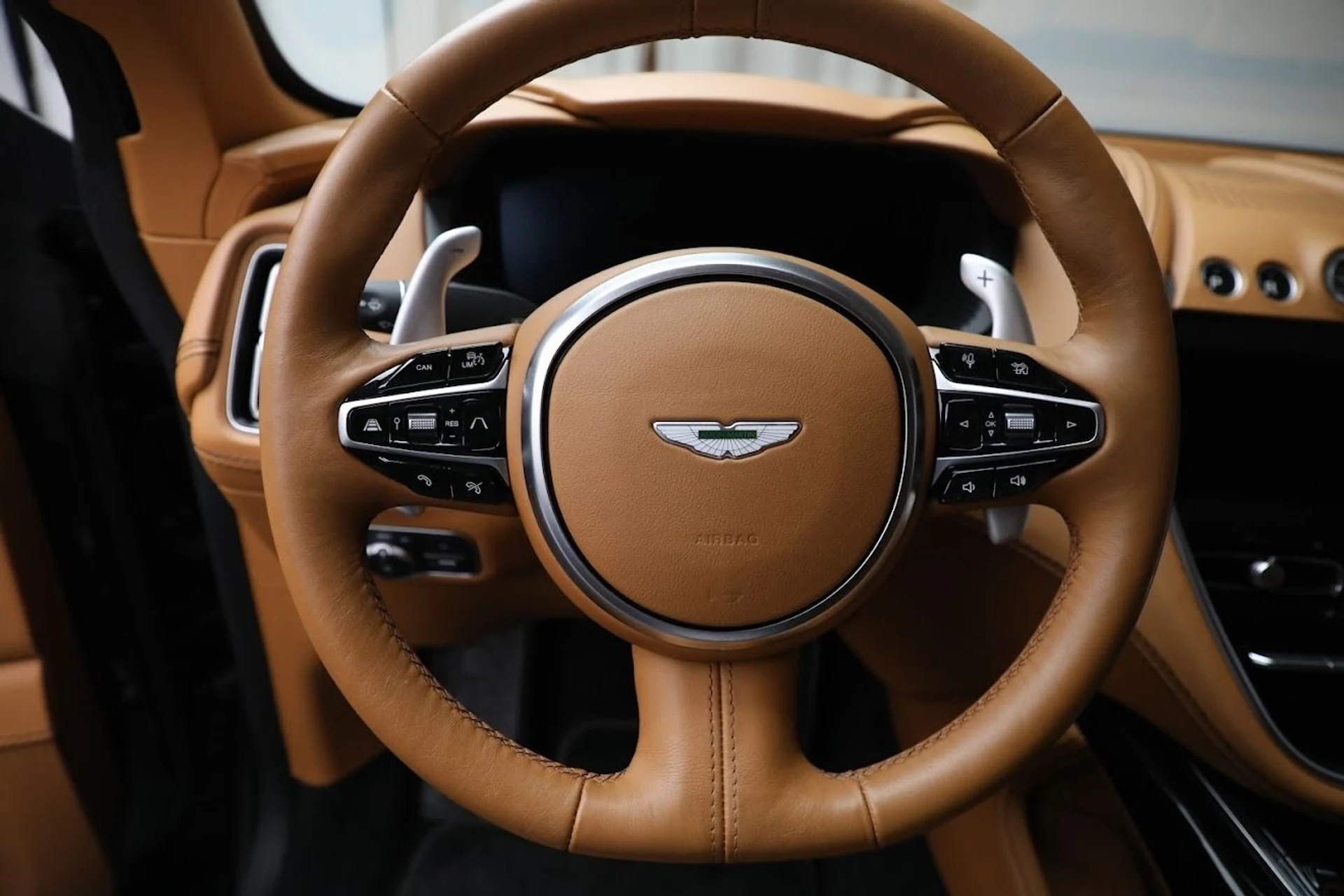 mph016_1676161427_Used_2021_Aston_Martin_DBX_1784989752_8460e1038b