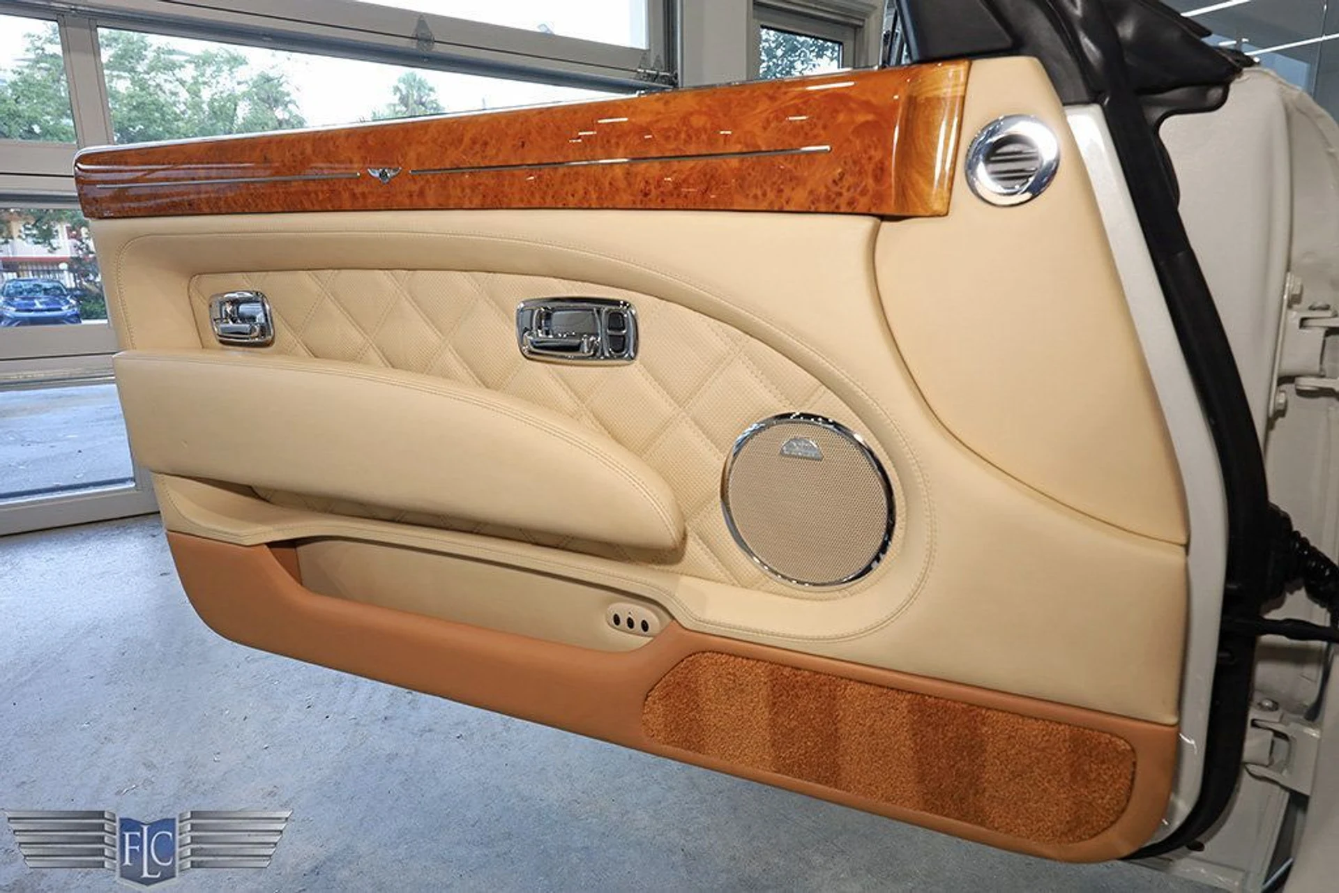 mph016_1677759875_used_2010_bentley_azure_tconvertible_9689_22574902_17_1024_464585382d