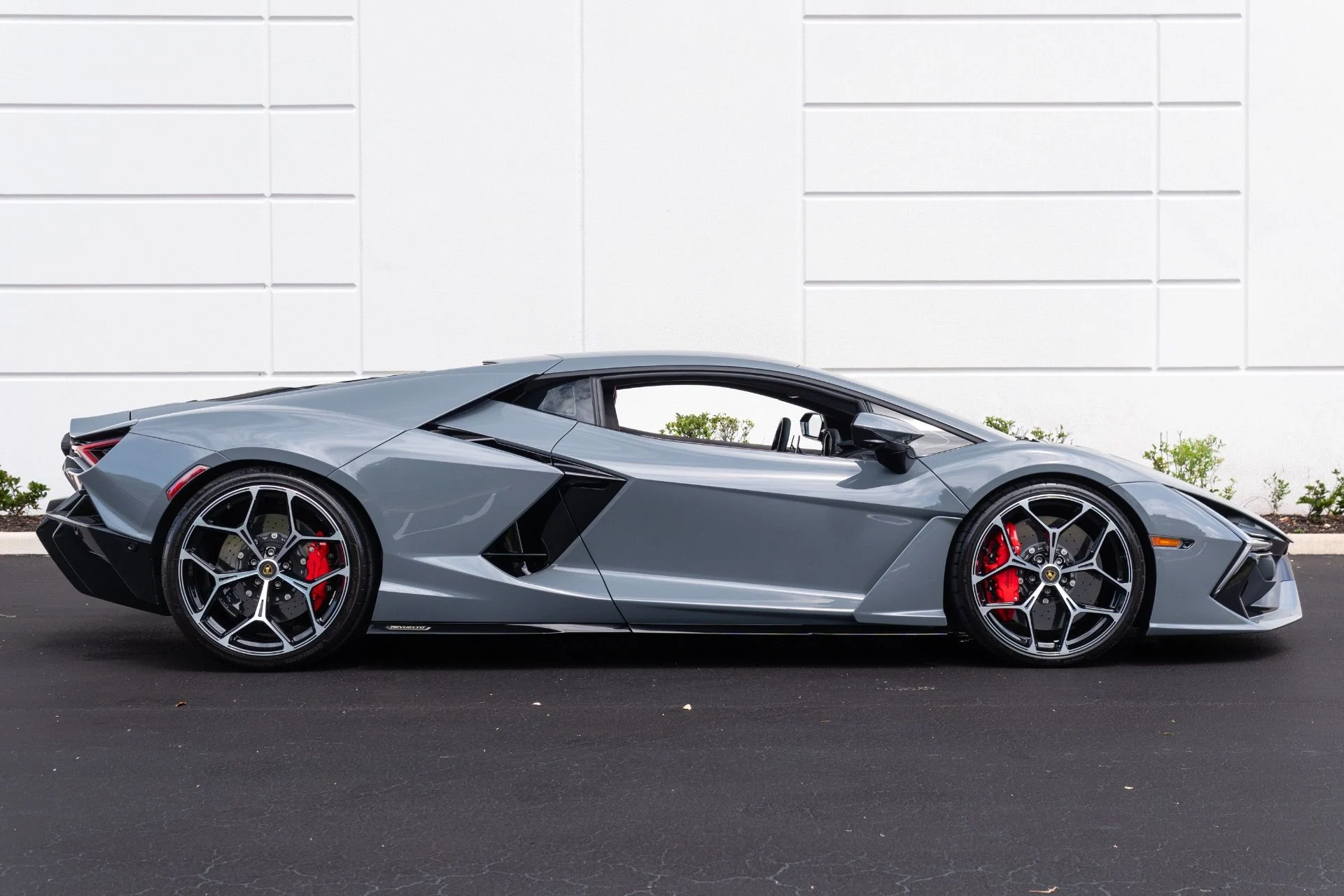 mph016_1706086456_Used_2024_Lamborghini_Revuelto_1778880537_2f6a64e8ff