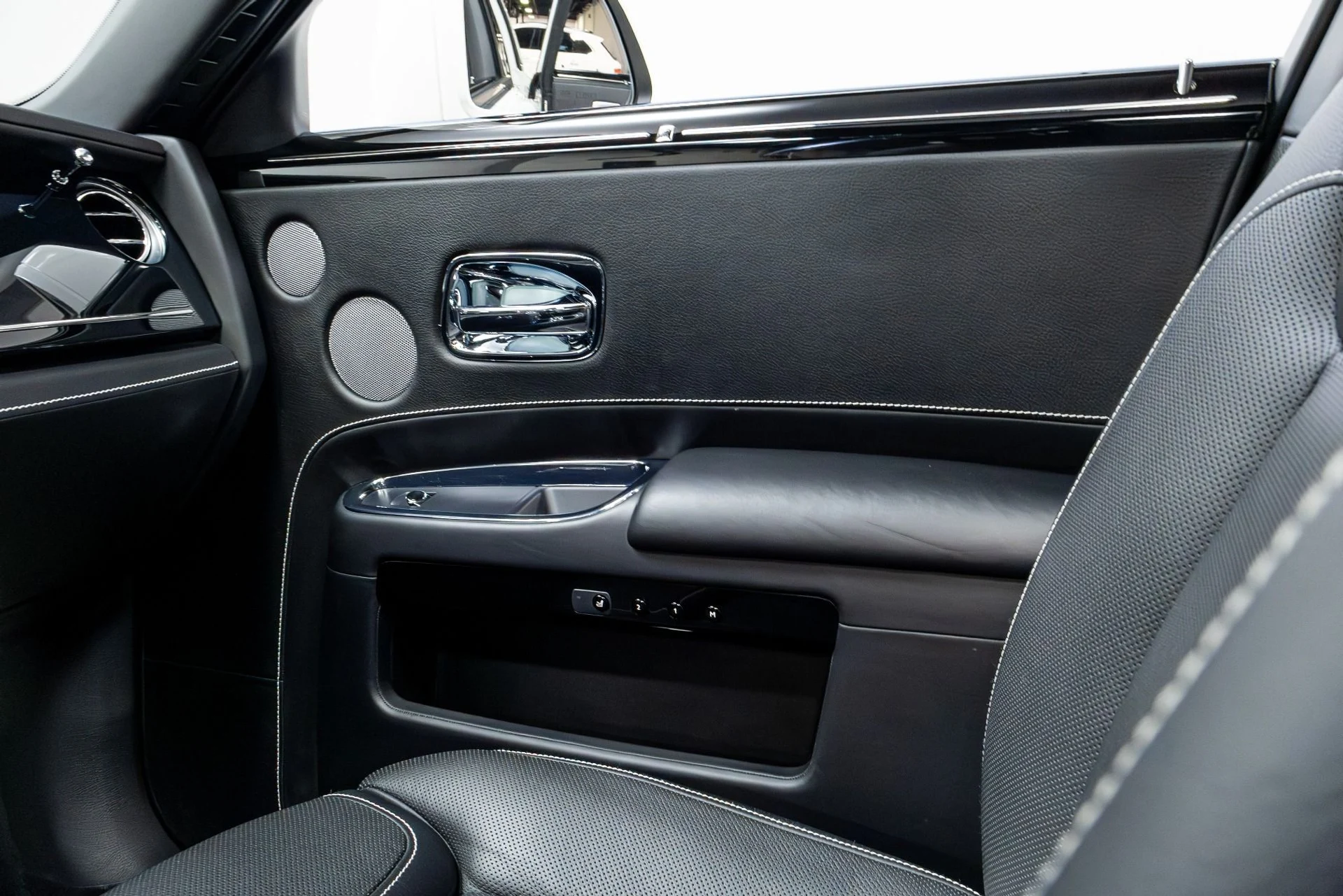 mph016_1707502427_Used_2016_Rolls_Royce_Ghost_1775019332_c1eece4ac2