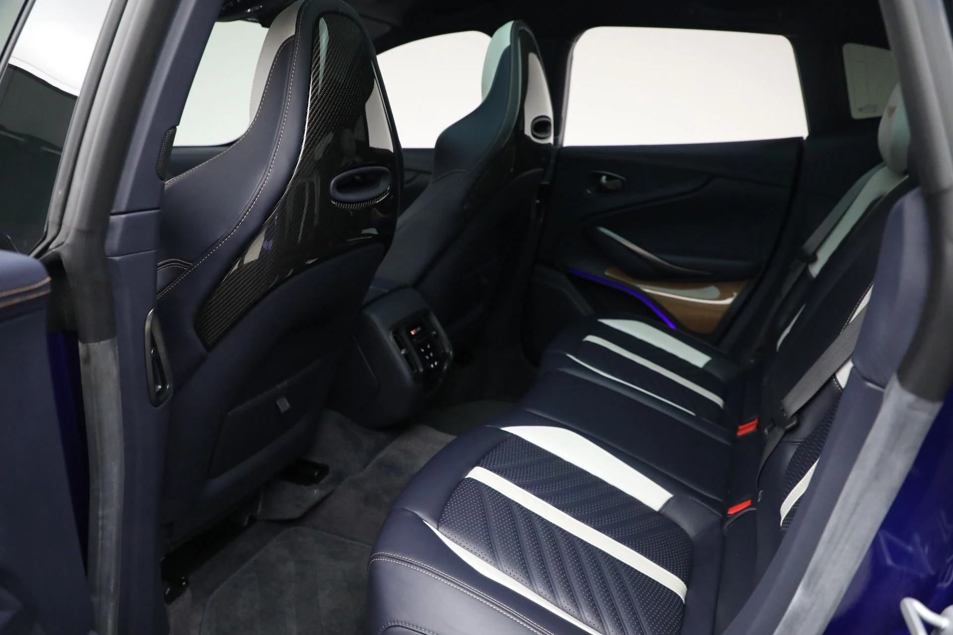 mph016_1723520076_Used_2024_Aston_Martin_DBX_707_1761597901_d97fbd55b1