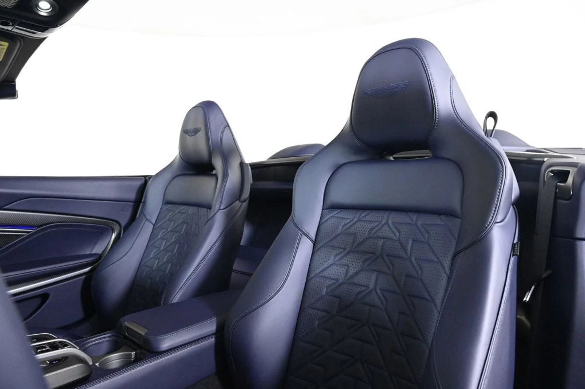 mph016_1729016918_new_2026_aston_martin_vanquish_volante_11350_22980293_16_1024_2fea8aa048