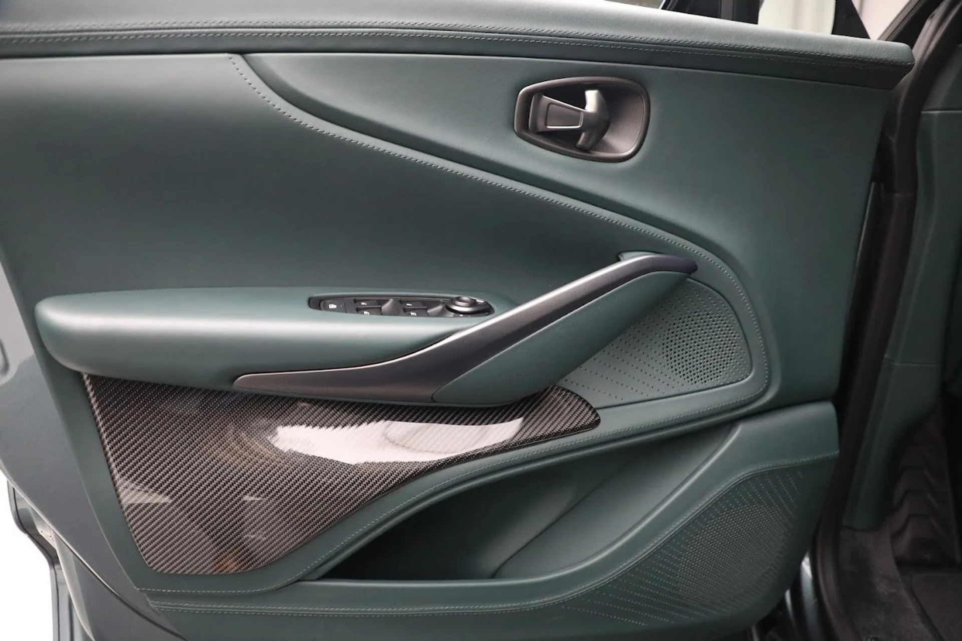 mph016_1737262407_Used_2023_Aston_Martin_DBX_707_d93f865079