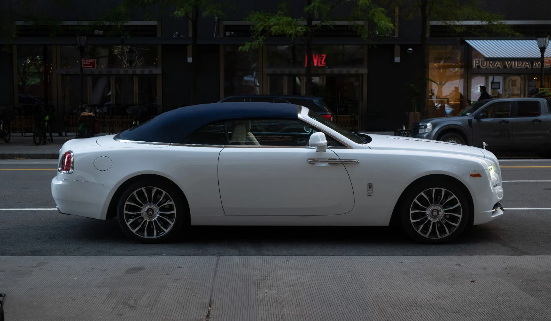 mph016_1737515660_Used_2018_Rolls_Royce_Dawn_1793292537_1c5b4ed2fd