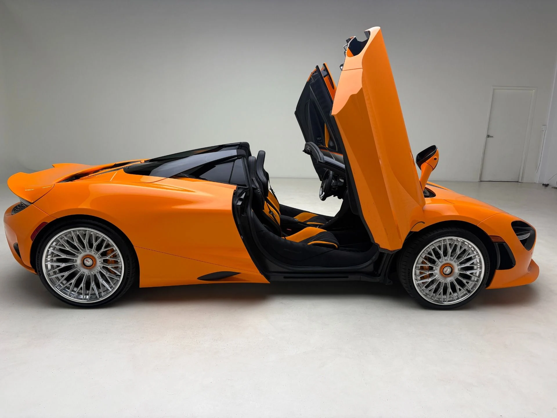 mph016_1751337725_Used_2025_Mc_Laren_750_S_Spider_1777582720_eafb768a09