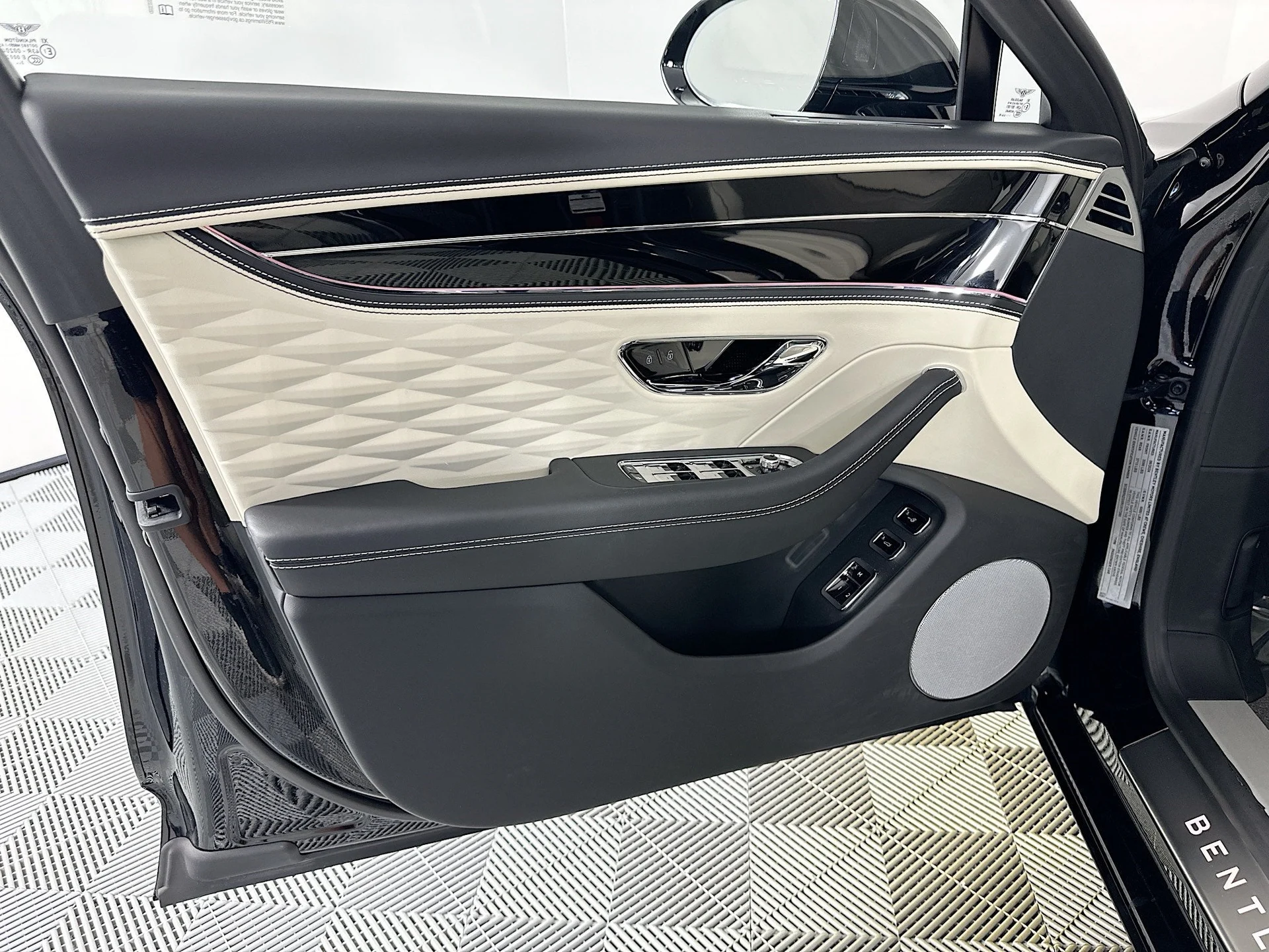 mph016_176608380_17_42e0493bbd