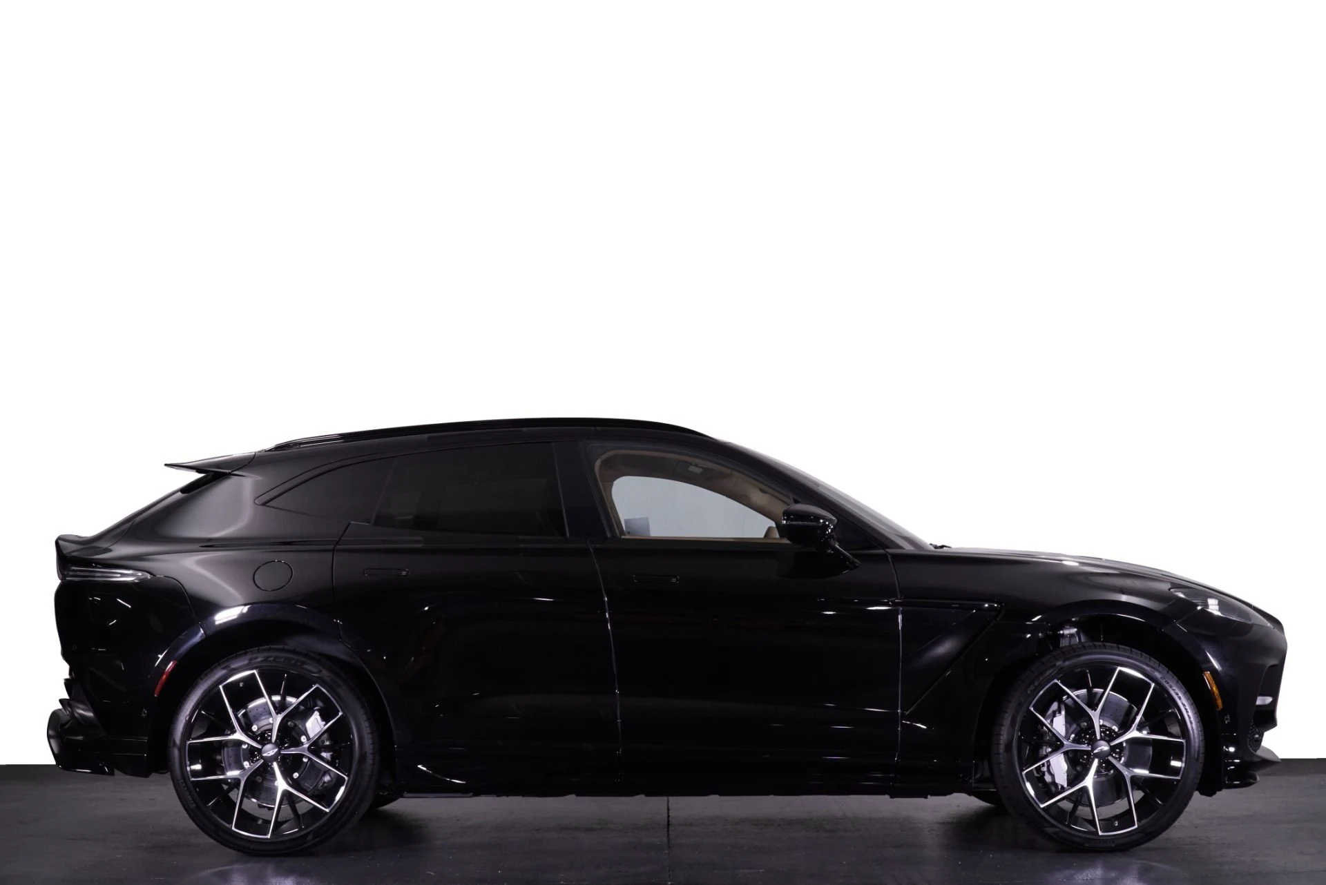 mph016_1787848752_New_2026_Aston_Martin_DBX_707_1762322943_917b12f237