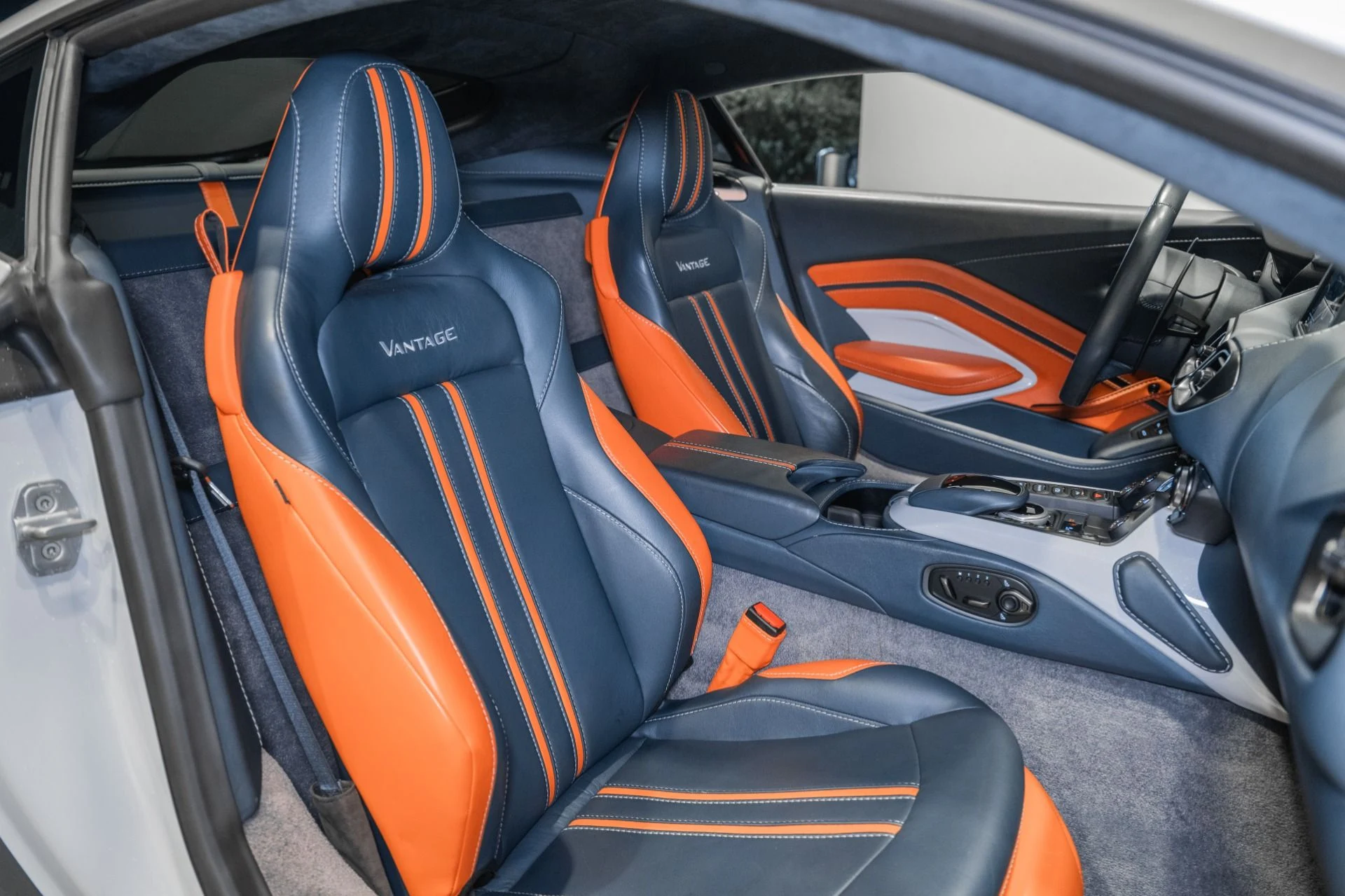 mph016_1792416537_Used_2019_Aston_Martin_Vantage_1790176598_c5a1d40f16