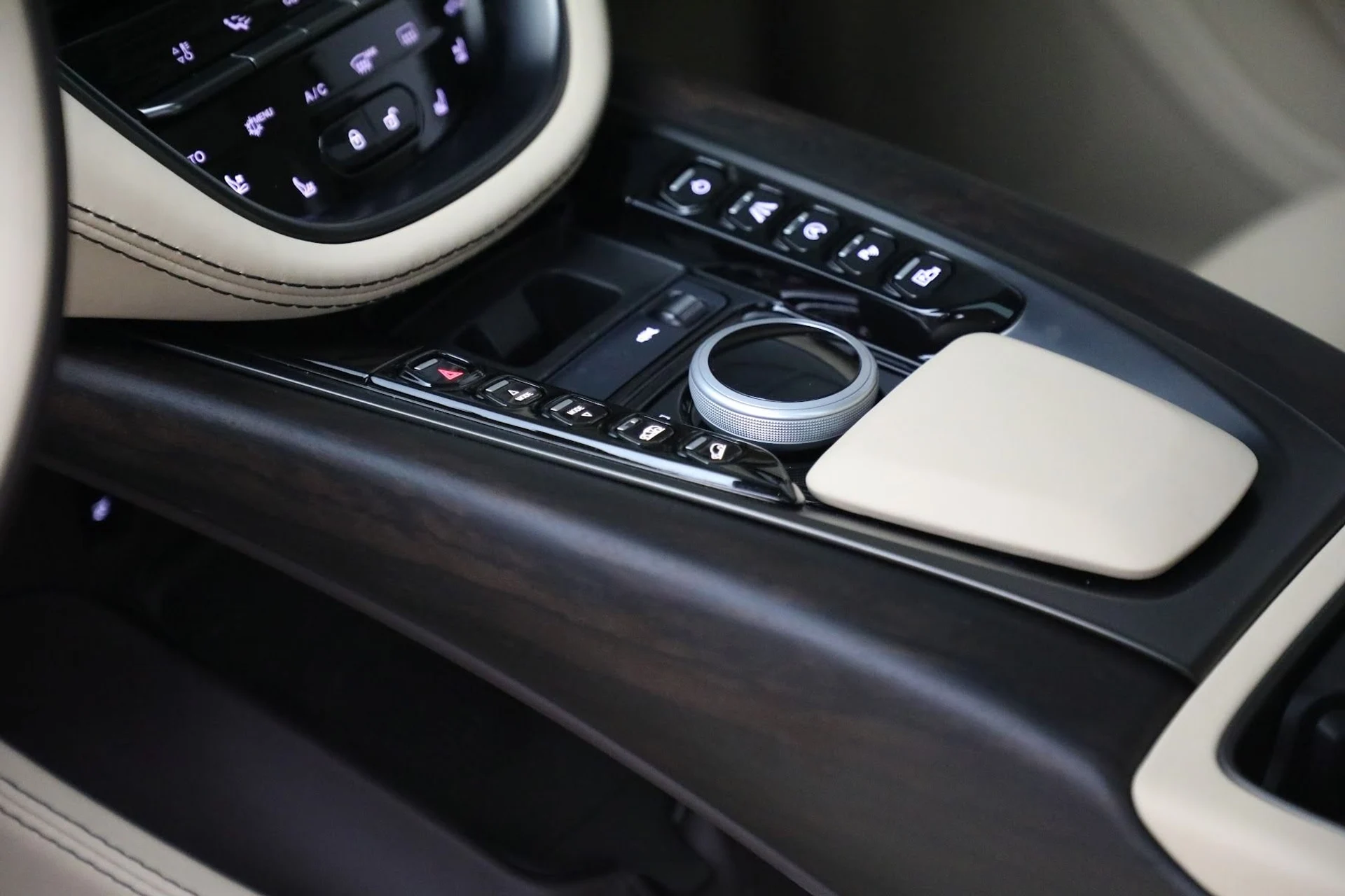 mph016_1801013791_Used_2022_Aston_Martin_DBX_1667327146_952138774b