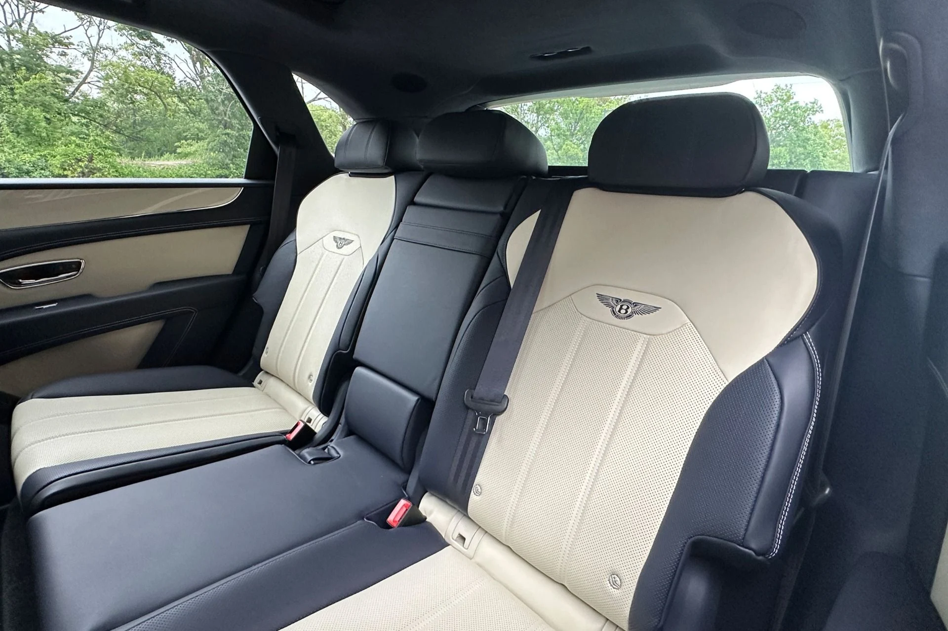 mph016_1808462532_New_2026_Bentley_Bentayga_V8_1784720366_54096f297a