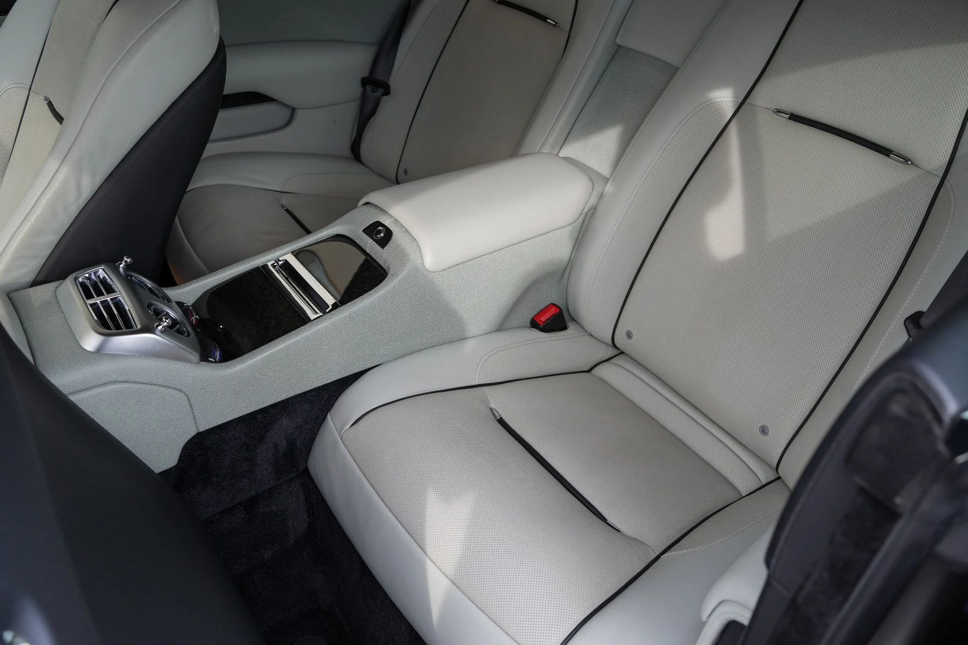 mph016_1812316571_Used_2015_Rolls_Royce_Wraith_1789768285_c4bb08e84e