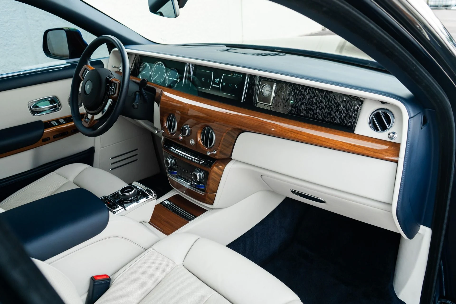mph016_1820319235_Used_2022_Rolls_Royce_Phantom_1778012232_4610723605