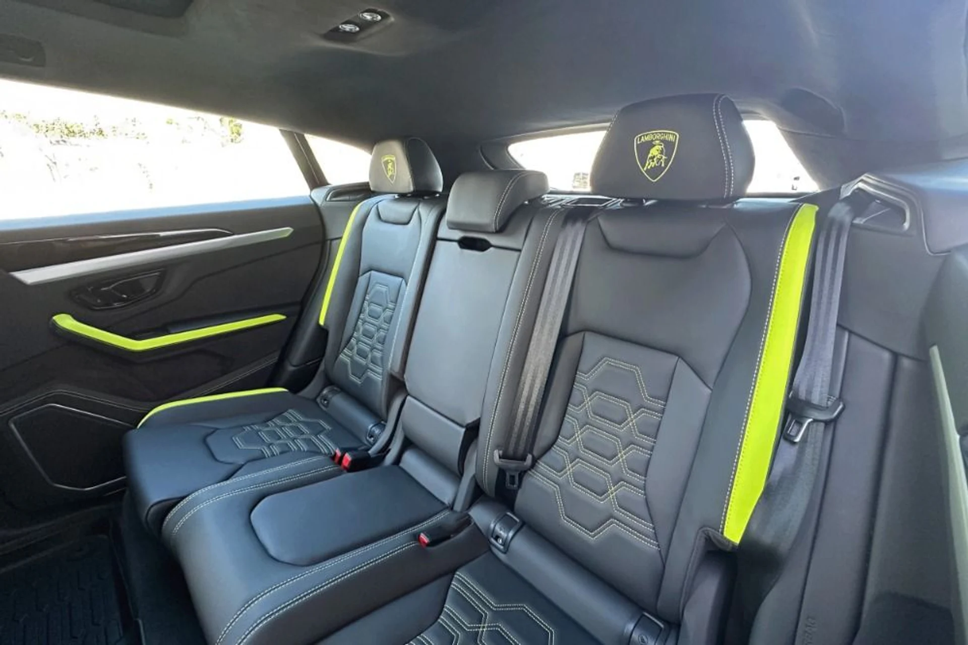 mph016_187245707_Used_2025_Lamborghini_Urus_SE_1770899583_c0716caf2f
