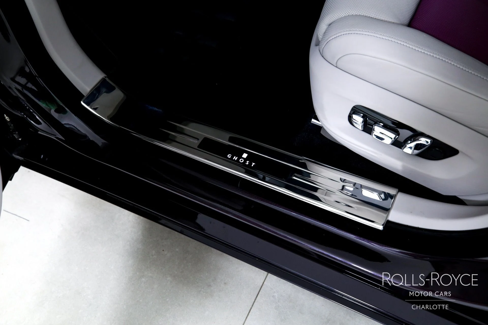 mph016_1877405709_Used_2025_Rolls_Royce_Ghost_1759510199_98918e2c0d