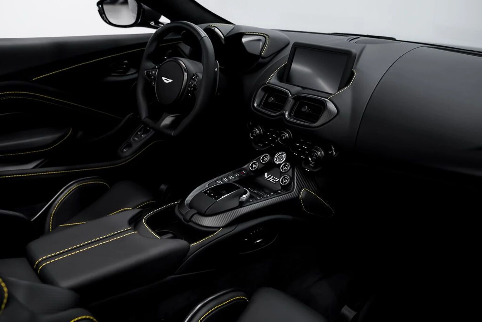 mph016_1894934071_aston_martin_vantage_2023_jpg_v_1773863537_8a26e85988