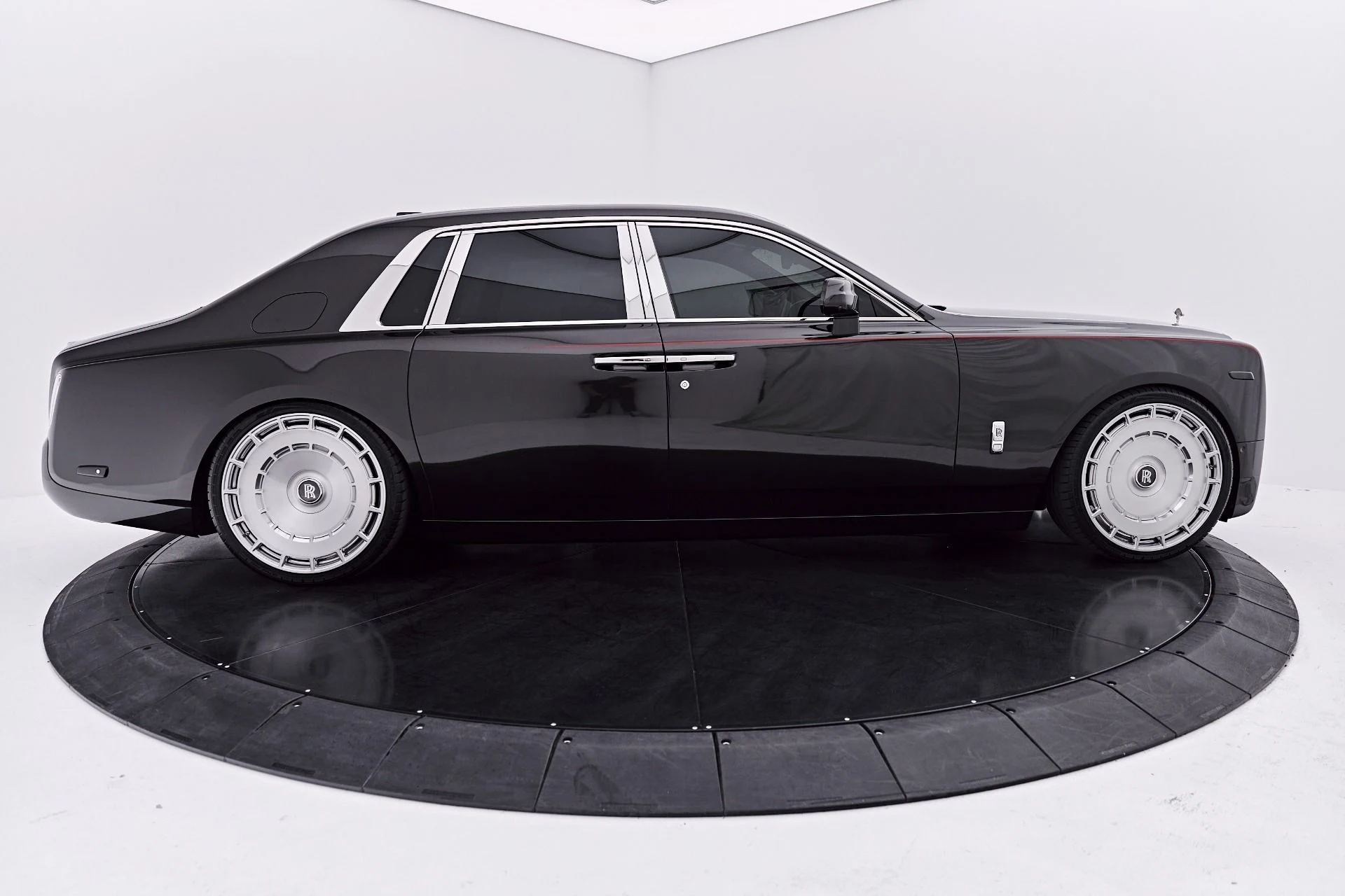 mph016_18964994_Used_2021_Rolls_Royce_Phantom_Base_1786152353_0af2628514