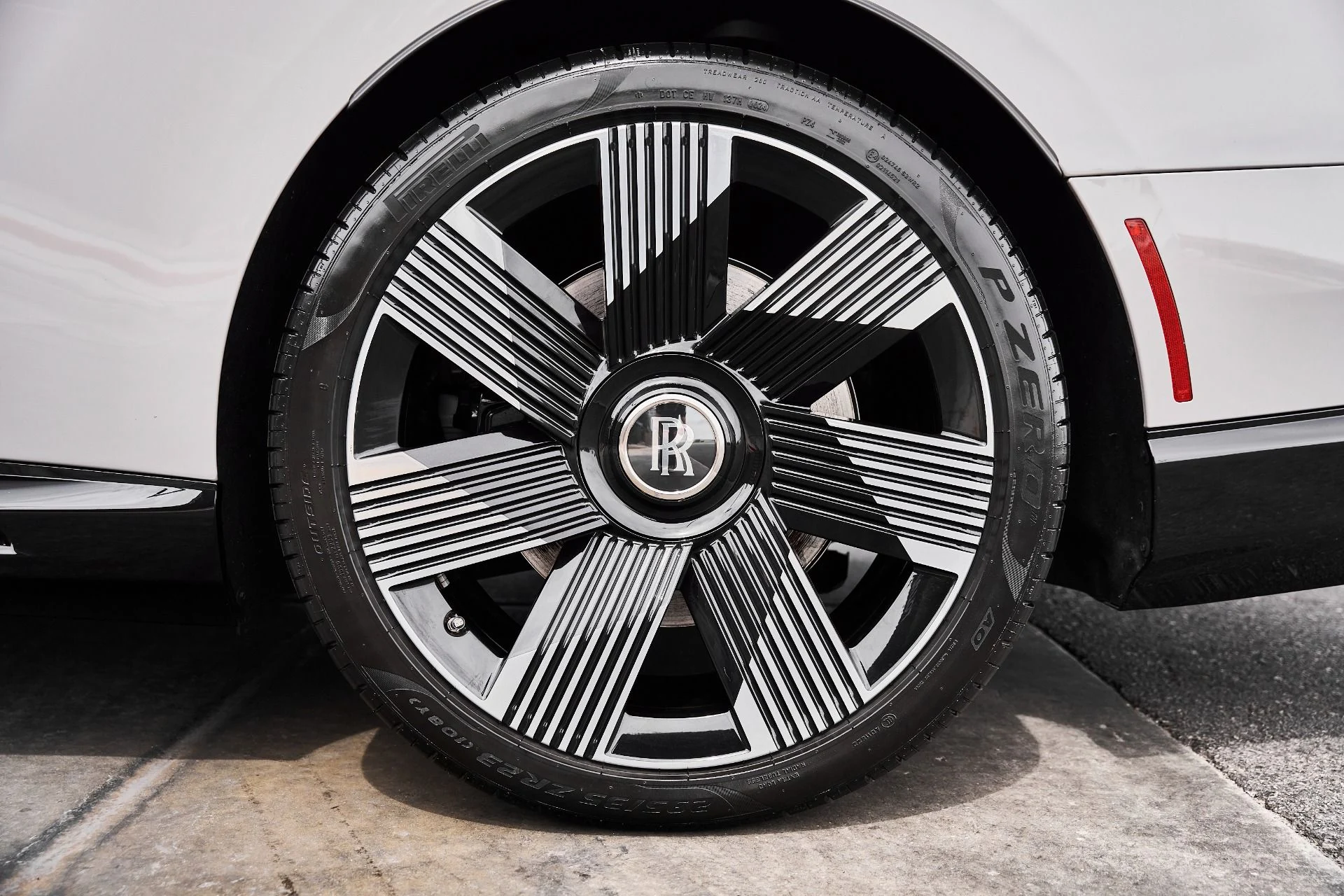 mph016_1901311404_Used_2025_Rolls_Royce_Spectre_Base_1775928255_c40fc04116