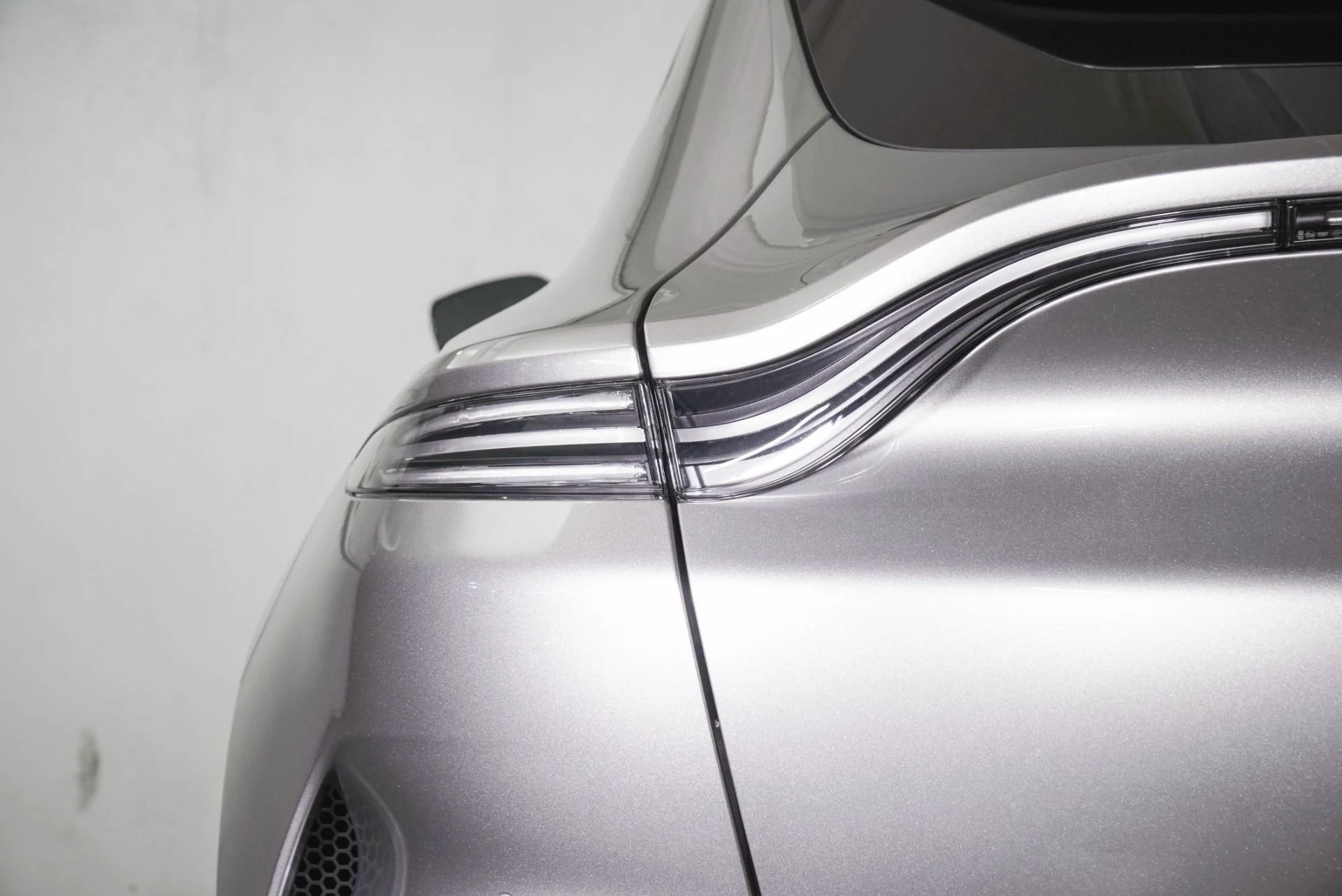 mph016_1901415312_New_2026_Aston_Martin_DBX_S_1790660209_eb3d7ad5c3