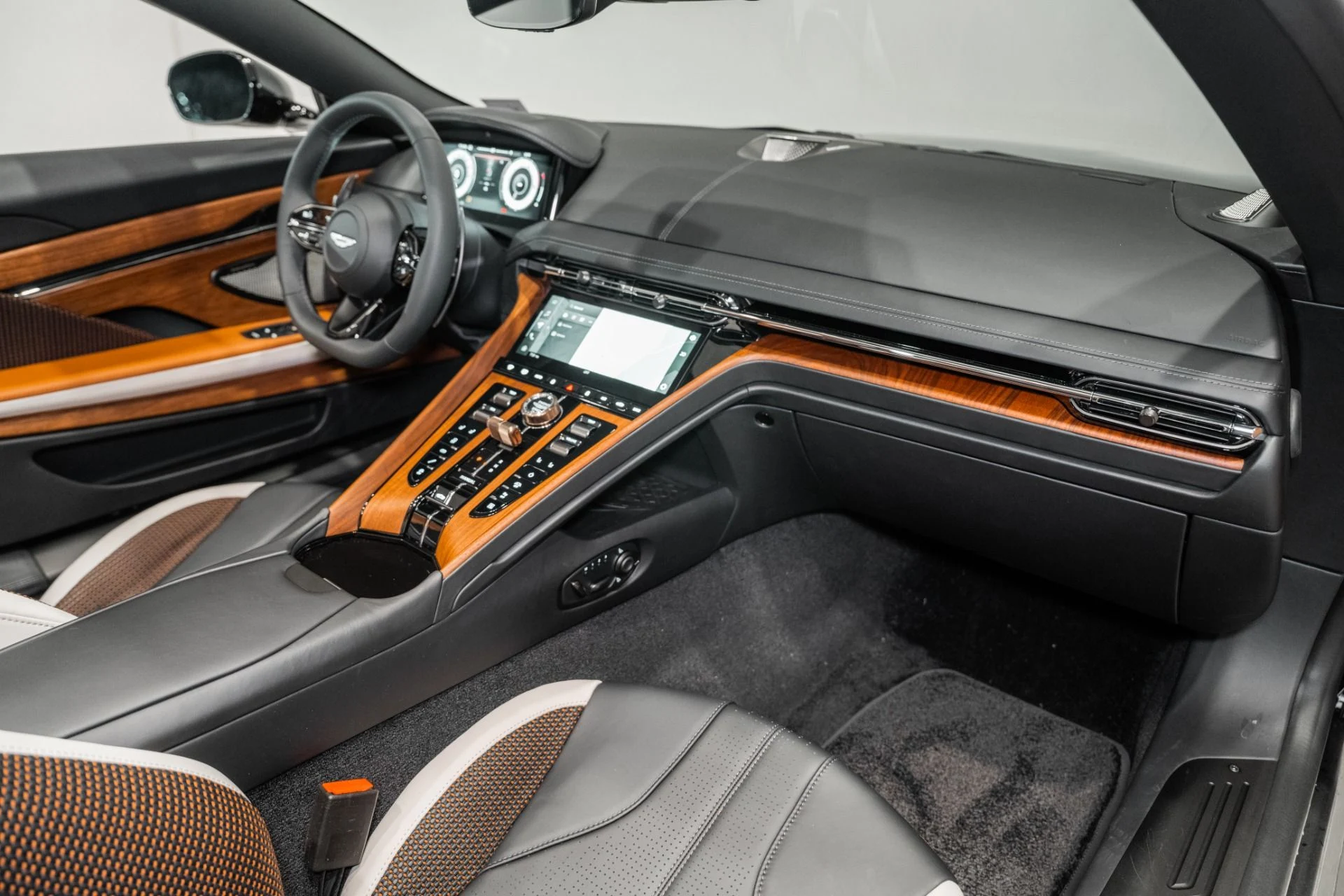 mph016_1907891168_New_2026_Aston_Martin_DB_12_Volante_1772211091_e759570de0