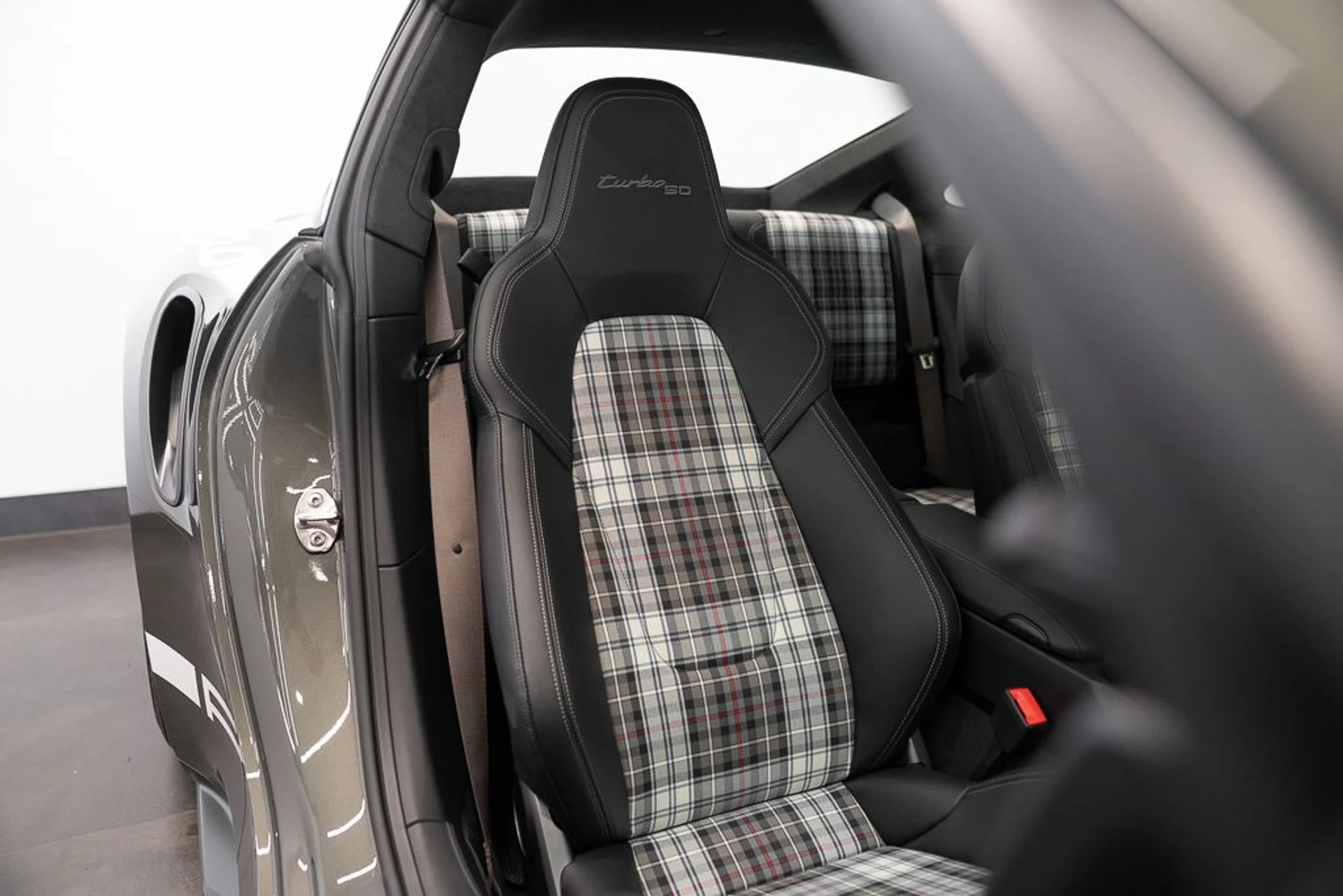 mph016_1922862574_porsche_911_2025_jpg_v_1774622497_b104c95198