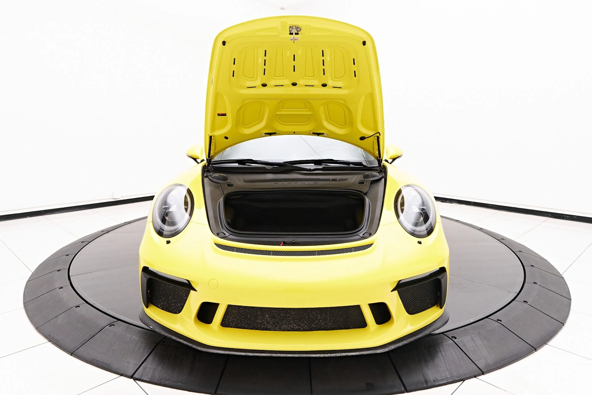 mph016_1936080492_Used_2018_Porsche_911_GT_3_1755896693_2f6a571864