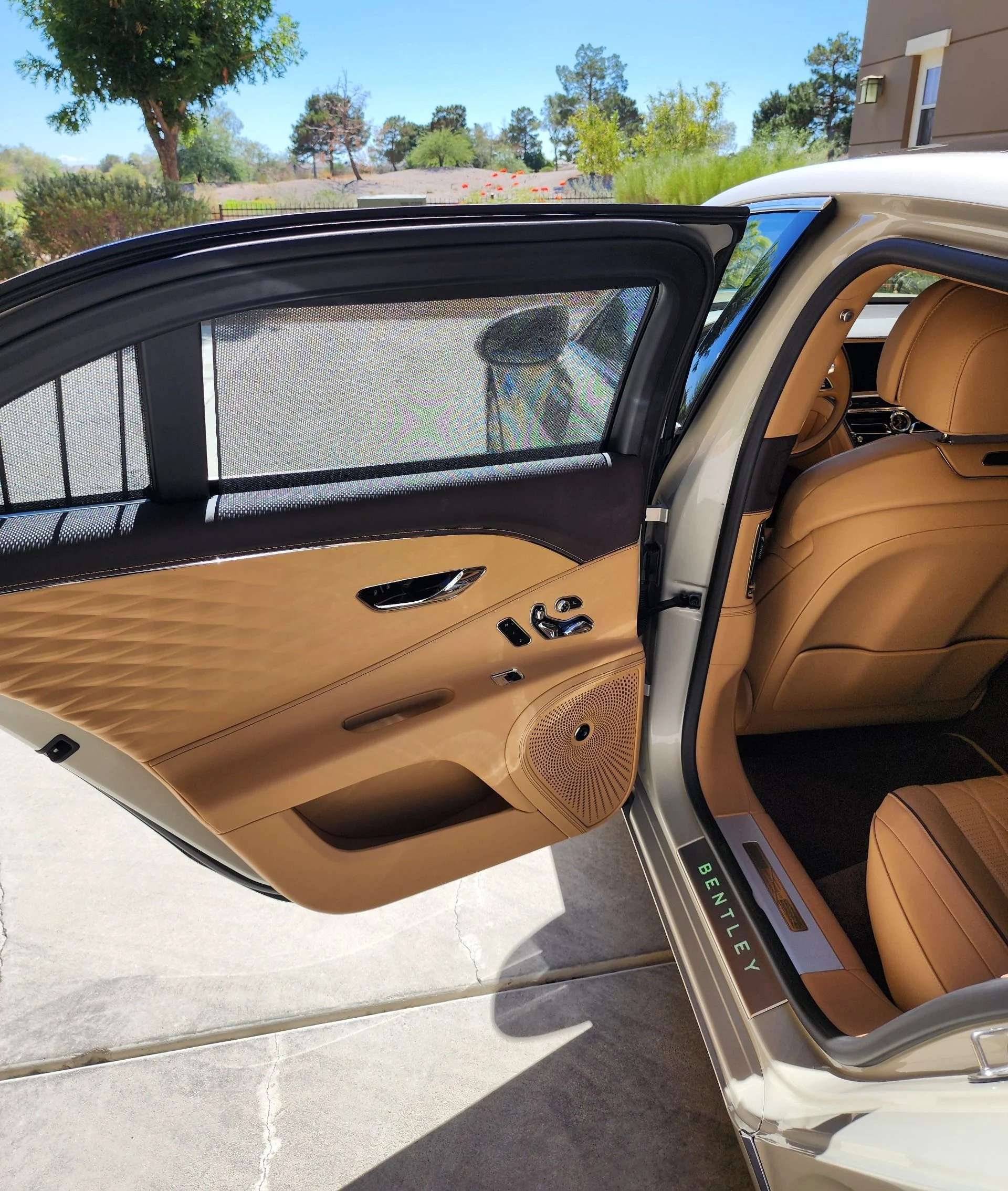 mph016_1946122625_Used_2022_Bentley_Flying_Spur_V8_1761690299_e7c9945e38