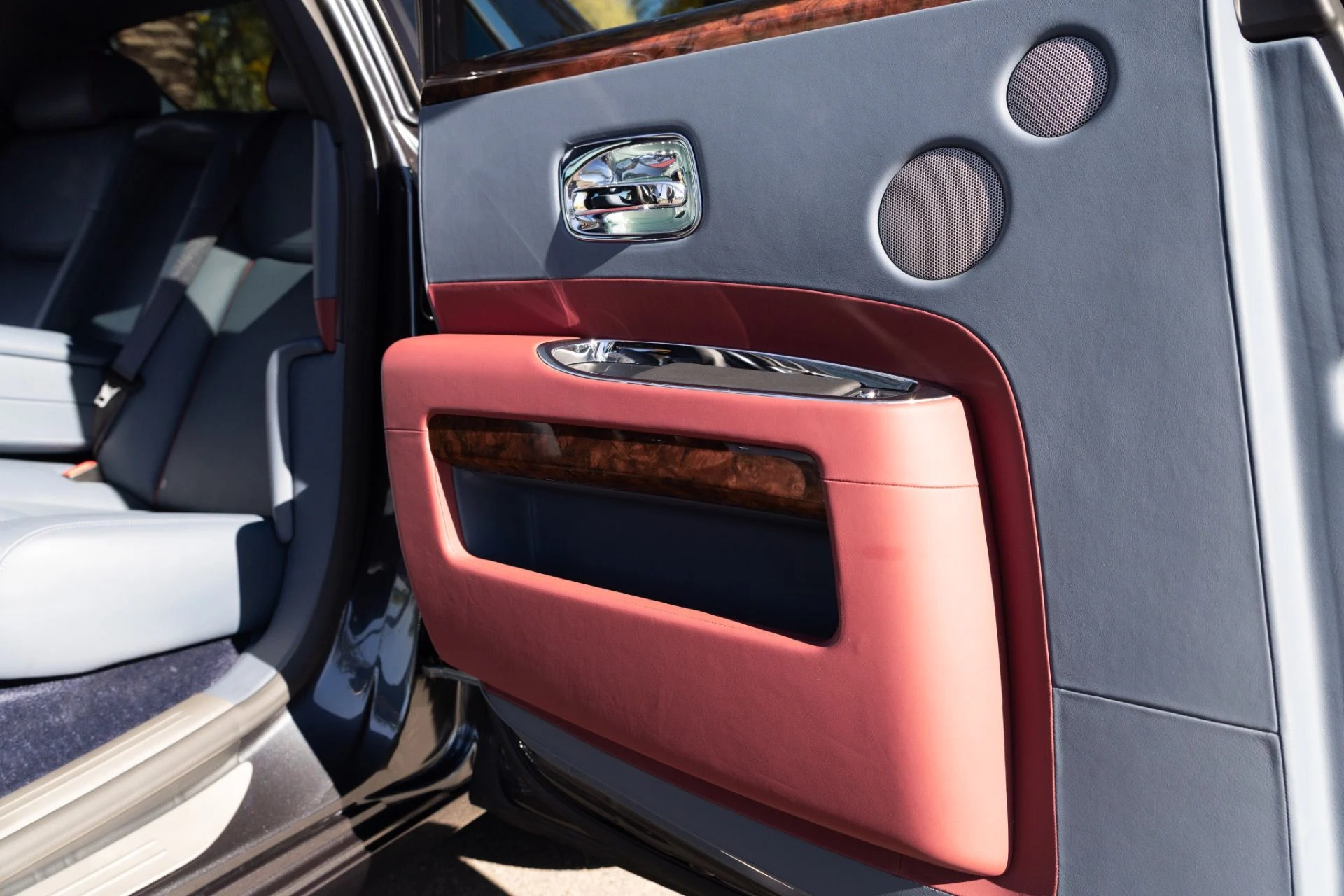 mph016_1951530198_Used_2017_Rolls_Royce_Ghost_1774567835_5734e52f0f