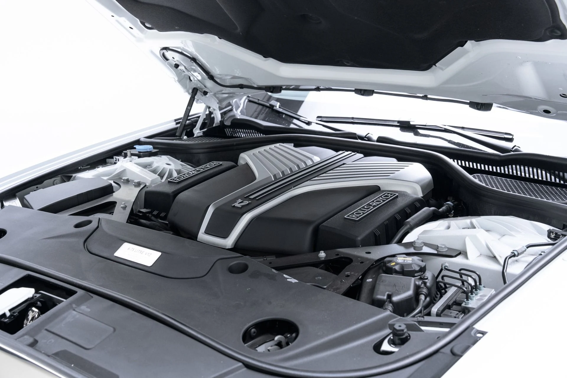 mph016_1975345141_Used_2022_Rolls_Royce_Ghost_1775153205_301b62fc9e