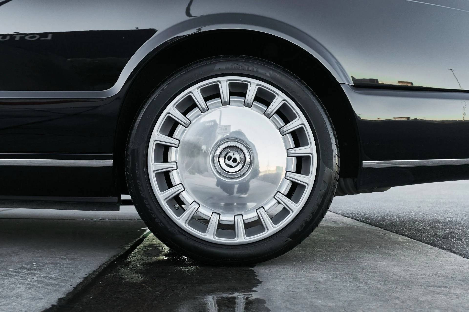 mph016_2003613175_Used_2009_Bentley_Azure_Base_1765906125_e9f1efc3eb