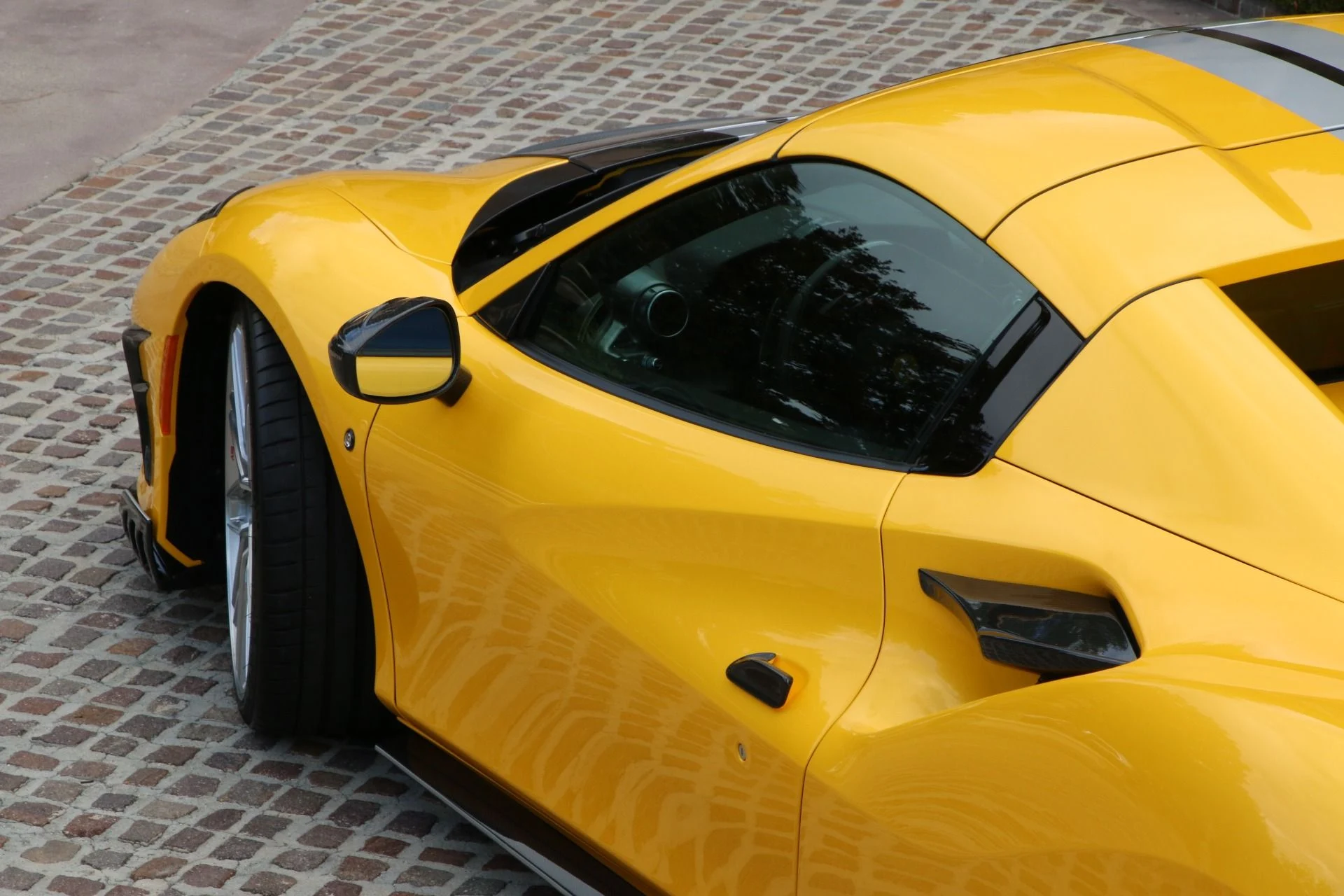 mph016_2006876889_Used_2021_Ferrari_F8_Spider_1759268236_cad1765238
