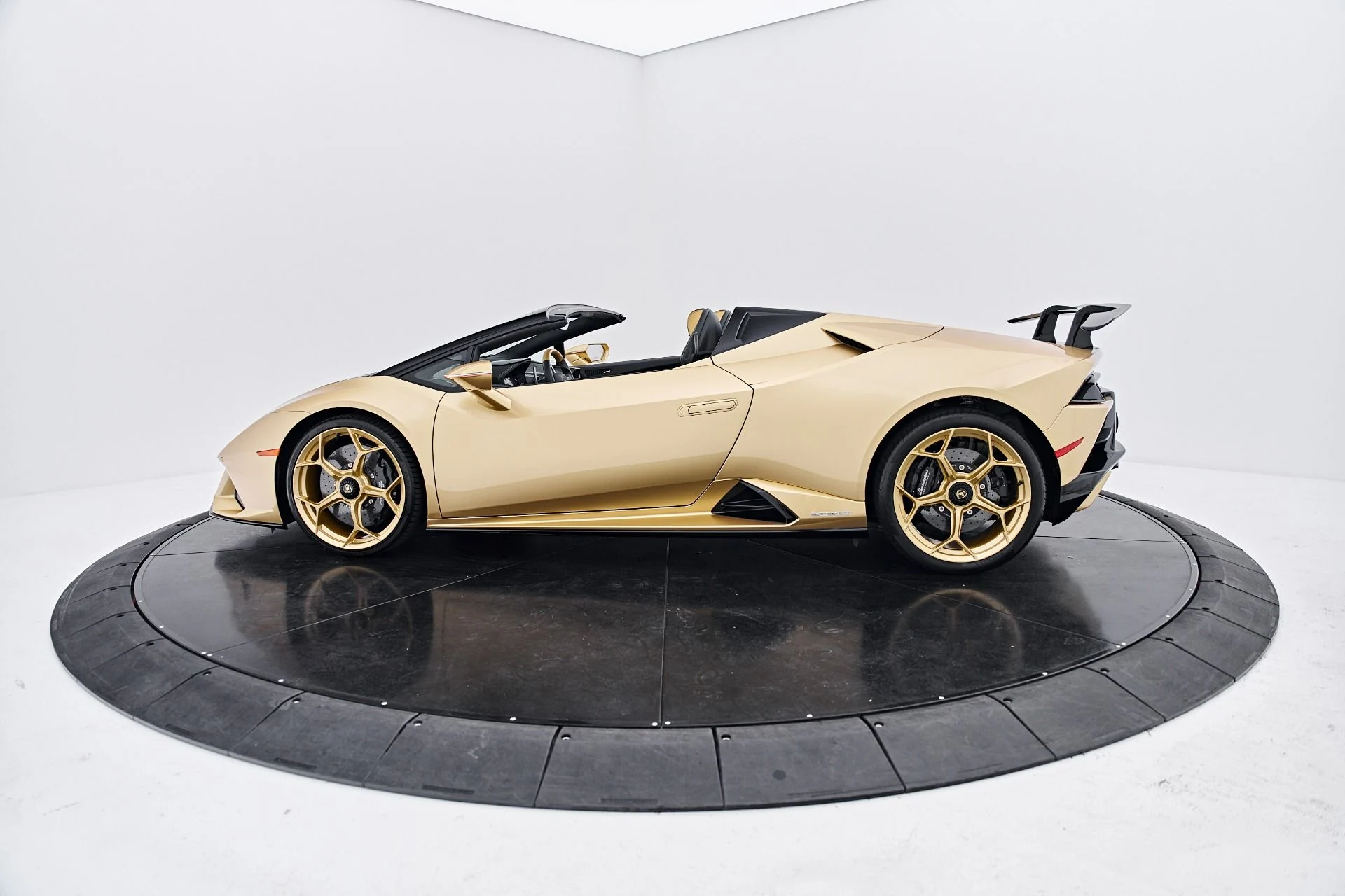 mph016_2007459764_Used_2022_Lamborghini_Huracan_EVO_Base_1791315859_095b4517c0