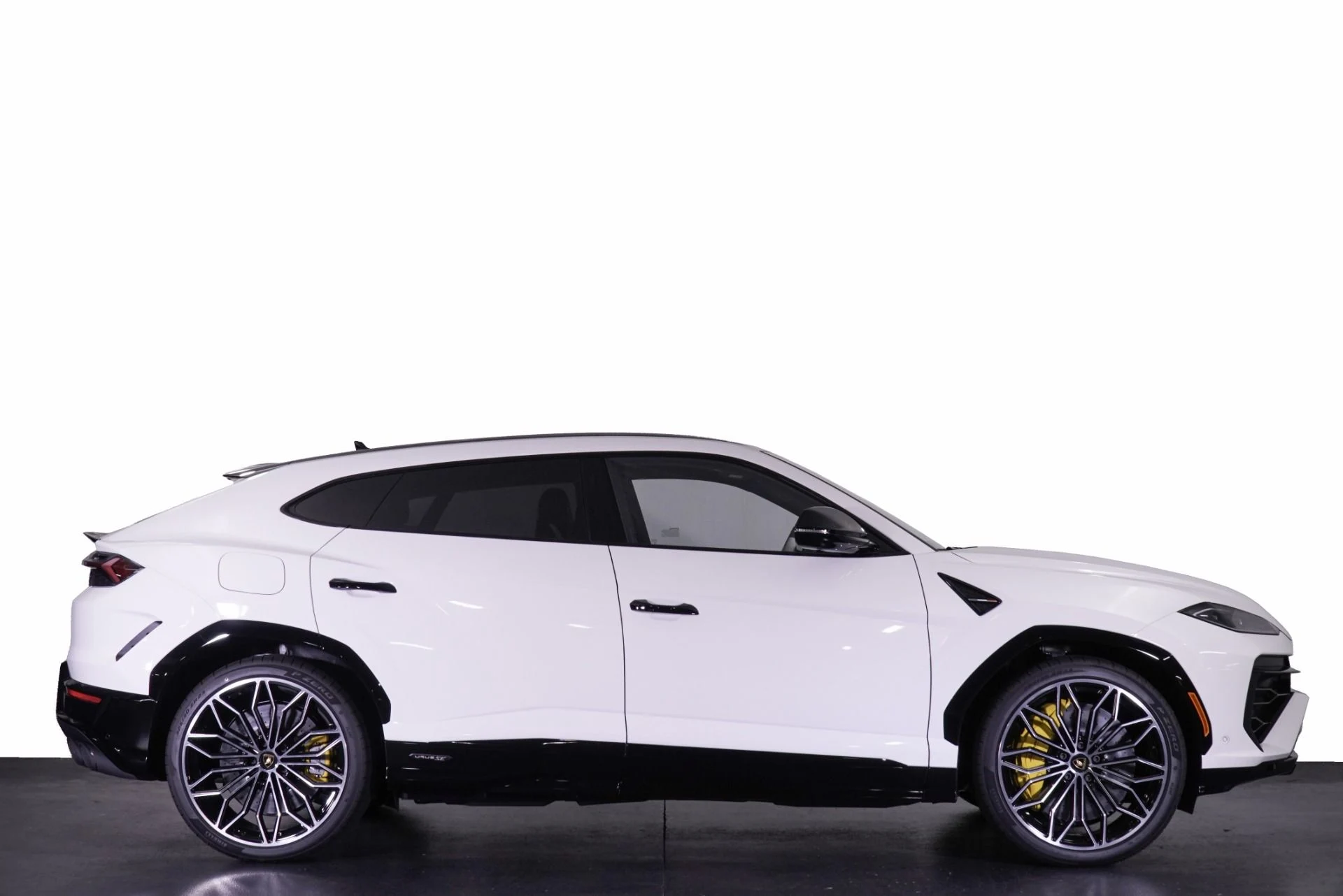 mph016_2011275094_New_2025_Lamborghini_Urus_SE_1760546686_13494a469c
