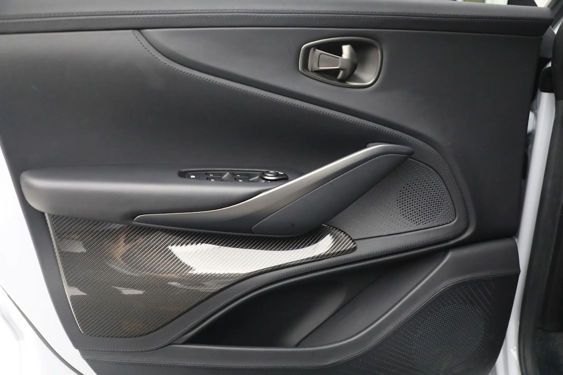 mph016_2018540042_Used_2023_Aston_Martin_DBX_707_efc337a216