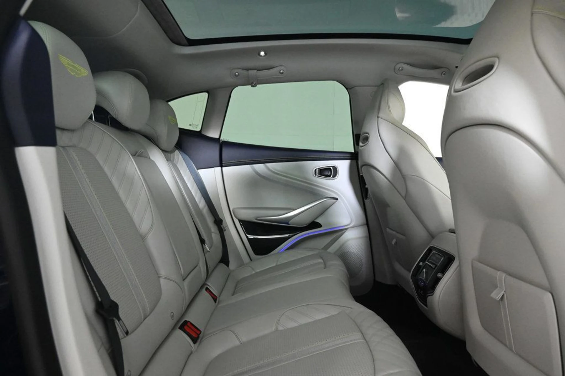 mph016_2026008816_new_2026_aston_martin_dbx_707awd_11350_22965901_16_1024_b1e4188e79