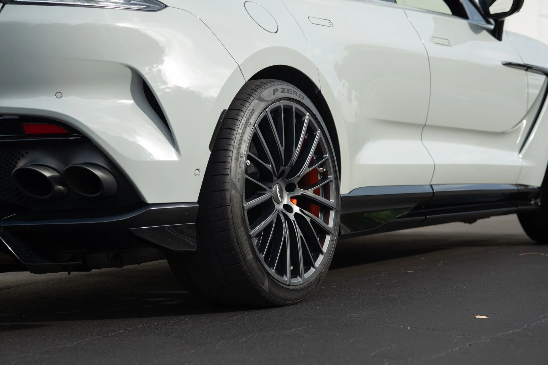 mph016_2031869832_Used_2023_Aston_Martin_DBX_707_1756441558_3eeaad525d