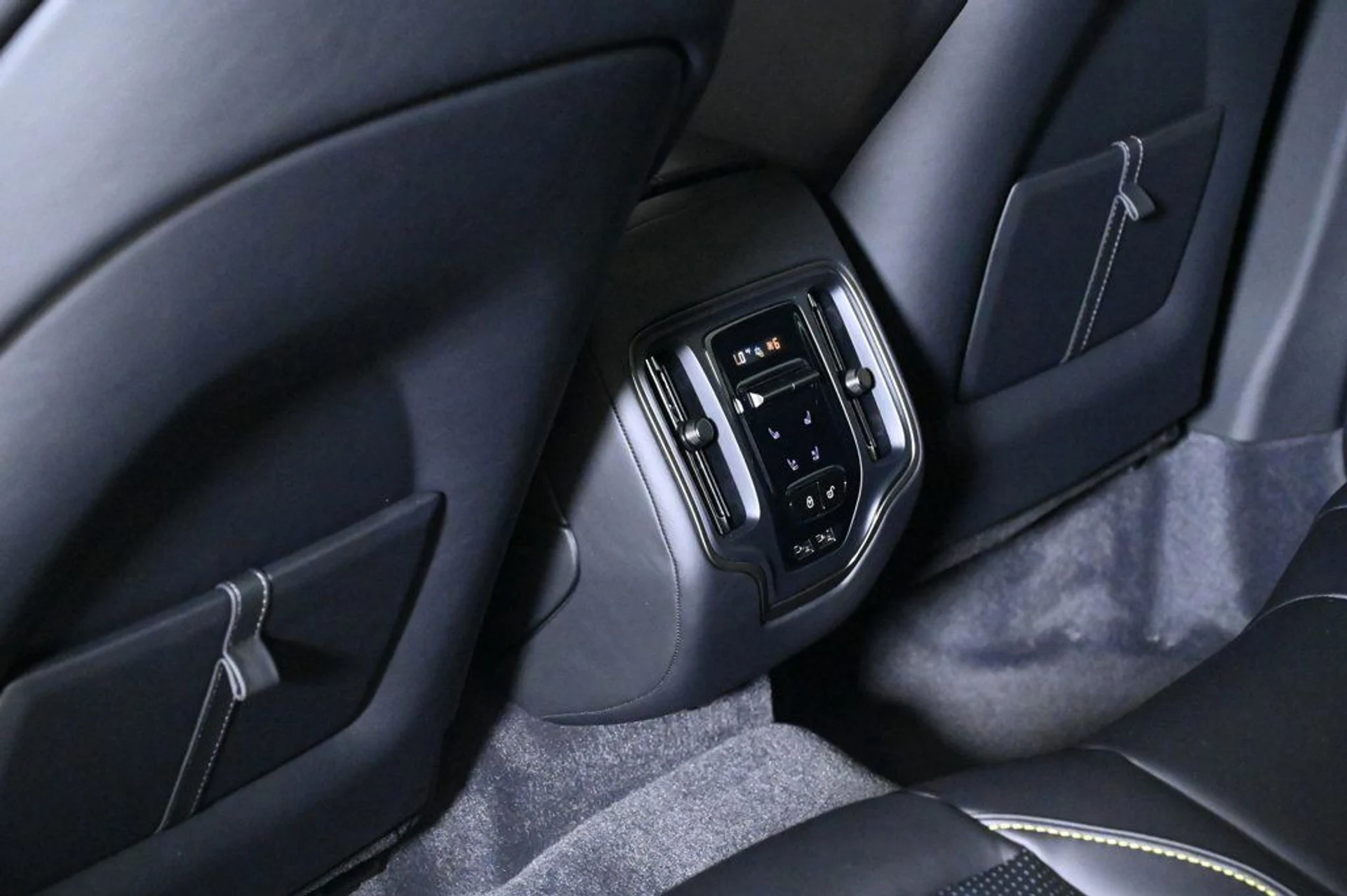mph016_2036956937_new_2026_aston_martin_dbx_707awd_11350_22992947_17_1024_66e88106ef
