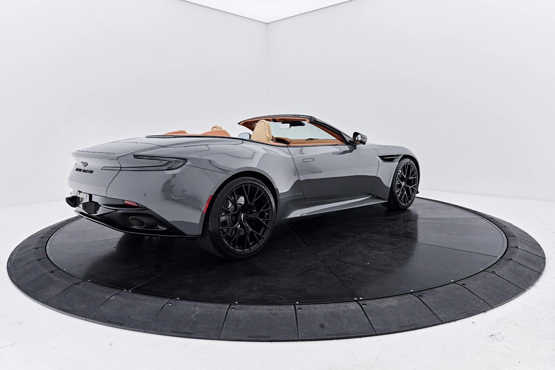 mph016_2067228305_Used_2025_Aston_Martin_DB_12_Volante_1791997213_9e47609d77