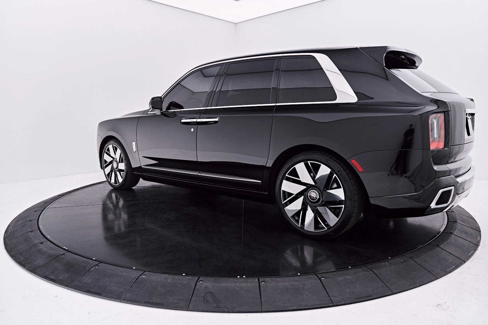 mph016_2110766552_Used_2025_Rolls_Royce_Cullinan_1786122761_484e363790