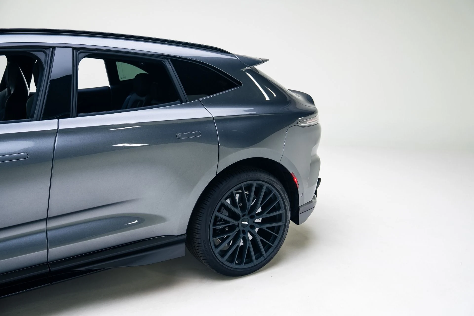 mph016_2111924657_Used_2023_Aston_Martin_DBX_707_1767147113_d9dd9c9987