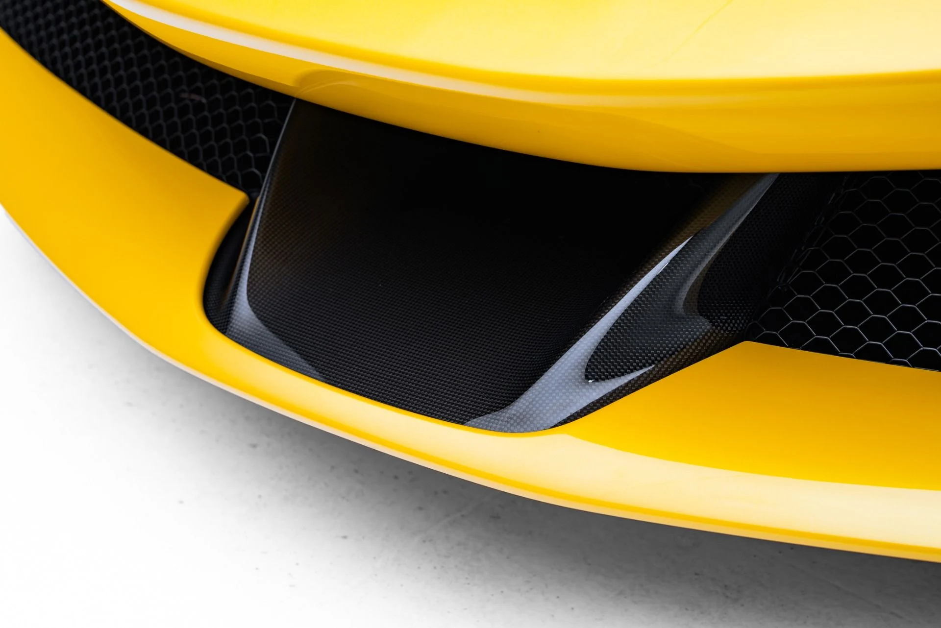 mph016_2119395811_Used_2023_Ferrari_SF_90_Spider_1773351376_529728485b