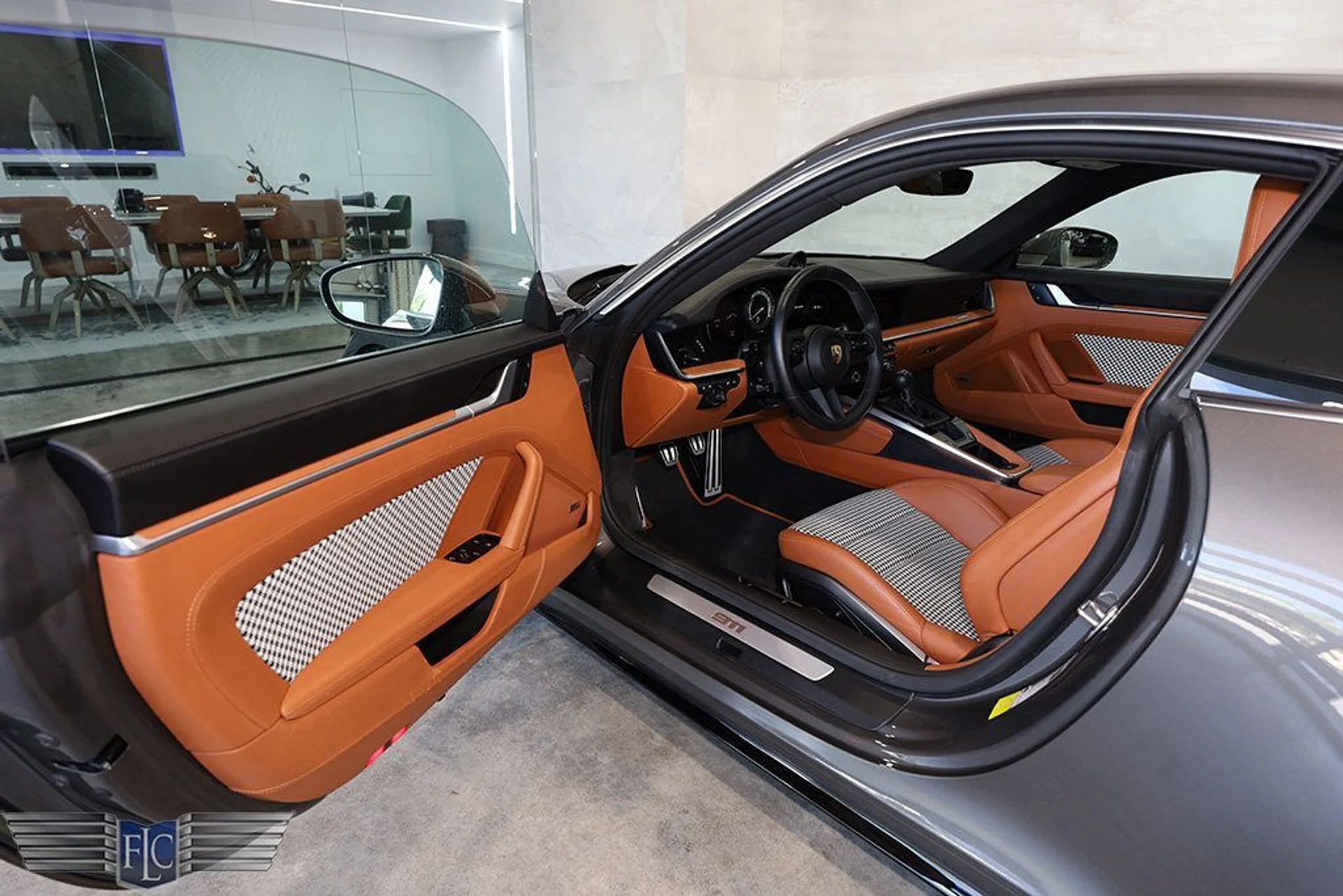 mph016_2135759371_used_2023_porsche_911_carrera4smanualcoupe_9689_22556560_17_1024_f3d1ec3d0c