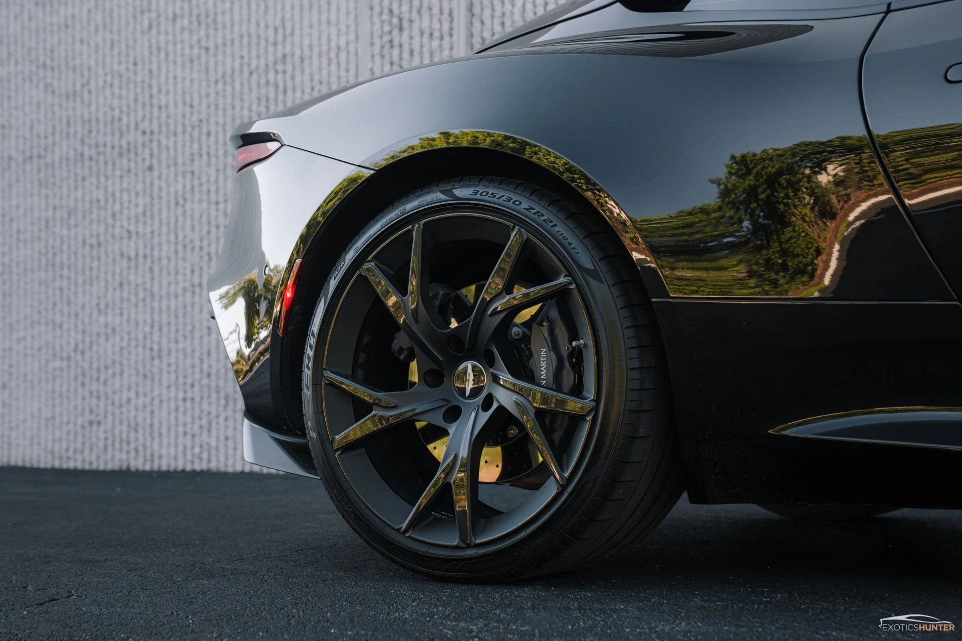 mph016_2147029253_Used_2019_Aston_Martin_DBS_Superleggera_w_Forged_Emblems_Carbon_Body_Pack_Carbon_Roof_1760389701_5677c05a45