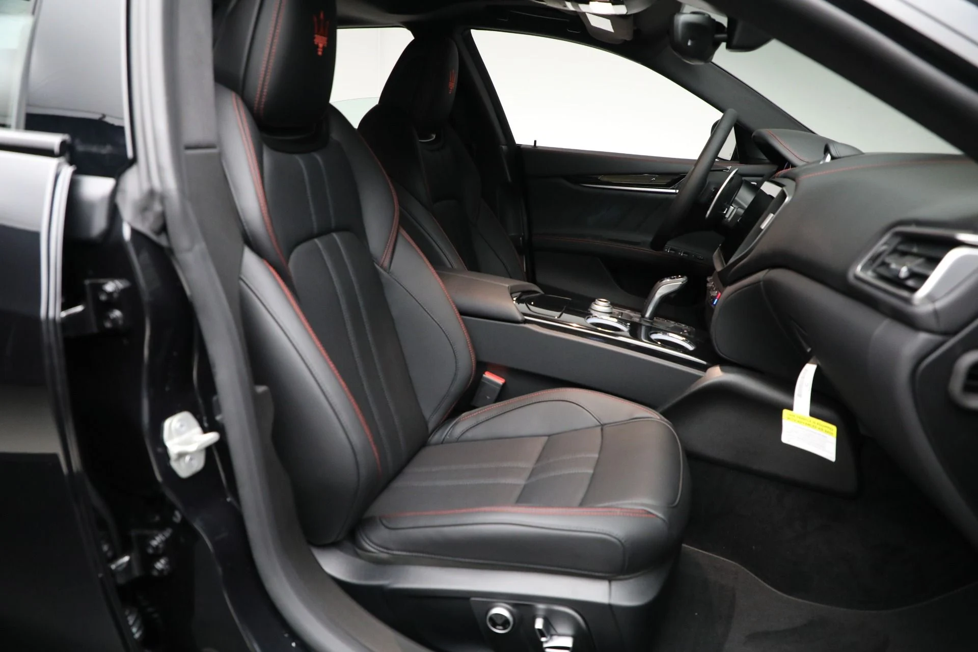 mph016_2154960036_New_2024_Maserati_Ghibli_Modena_Ultima_Q4_2e6bb0bcdb