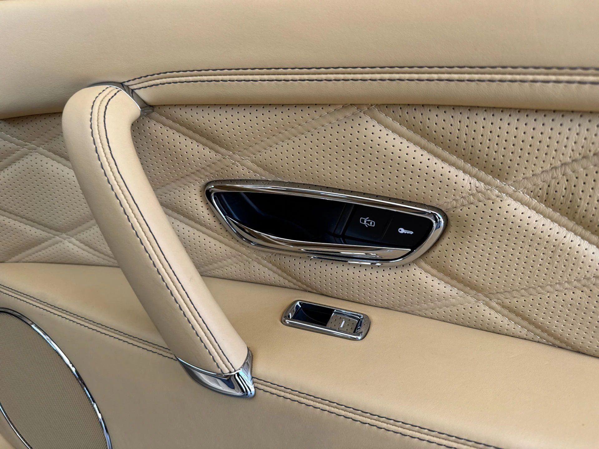 mph016_2189796915_Used_2014_Bentley_Flying_Spur_1786111344_5078e87b3b