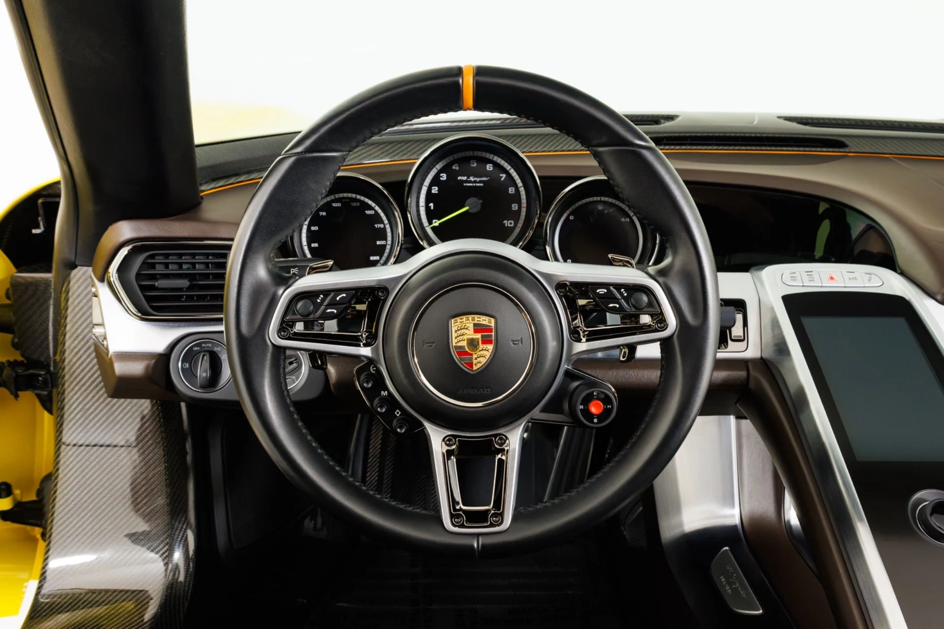 mph016_2192735431_Used_2015_Porsche_918_Spyder_1789427622_a30f2f4c57